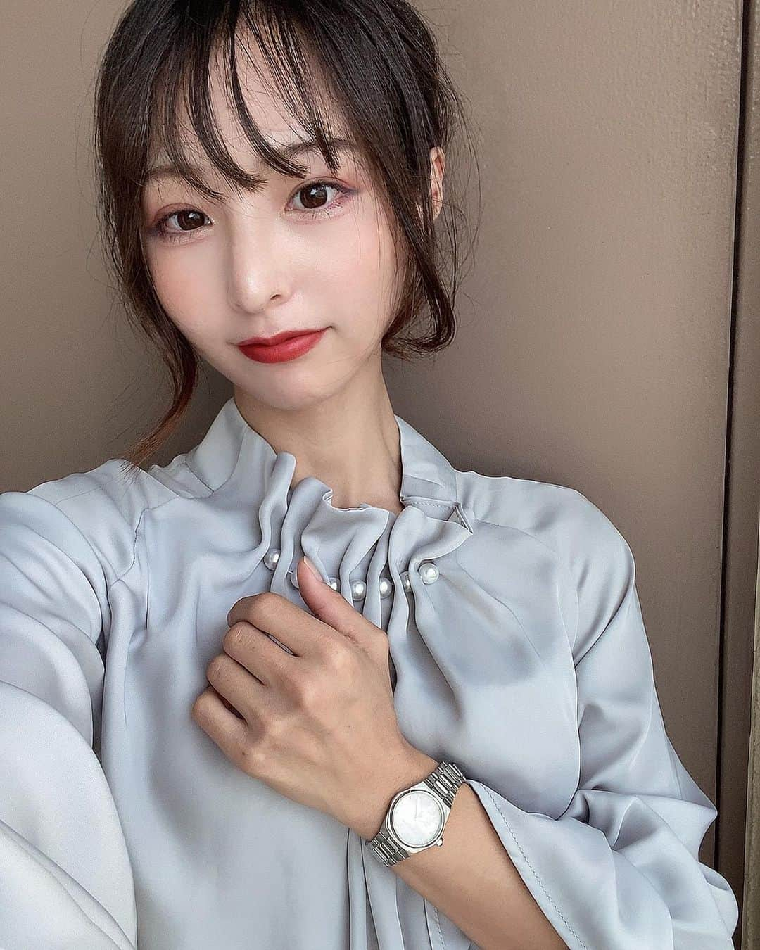 水無月いとのインスタグラム：「@oliviaburtonjapan の新作時計を付けてみました✨ シンプルだけど綺麗なデザインで、割とどんな服にも合わせやすいです！今日着ていたシックな服にもめっちゃ合う🥹　 この時計を購入すると、画像3枚目のキーホルダーのノベルティも付いてきて、めっちゃお得です💪  #olivaburton  #オリビアバートン　#オリジョ #オリビア女子 #pr」