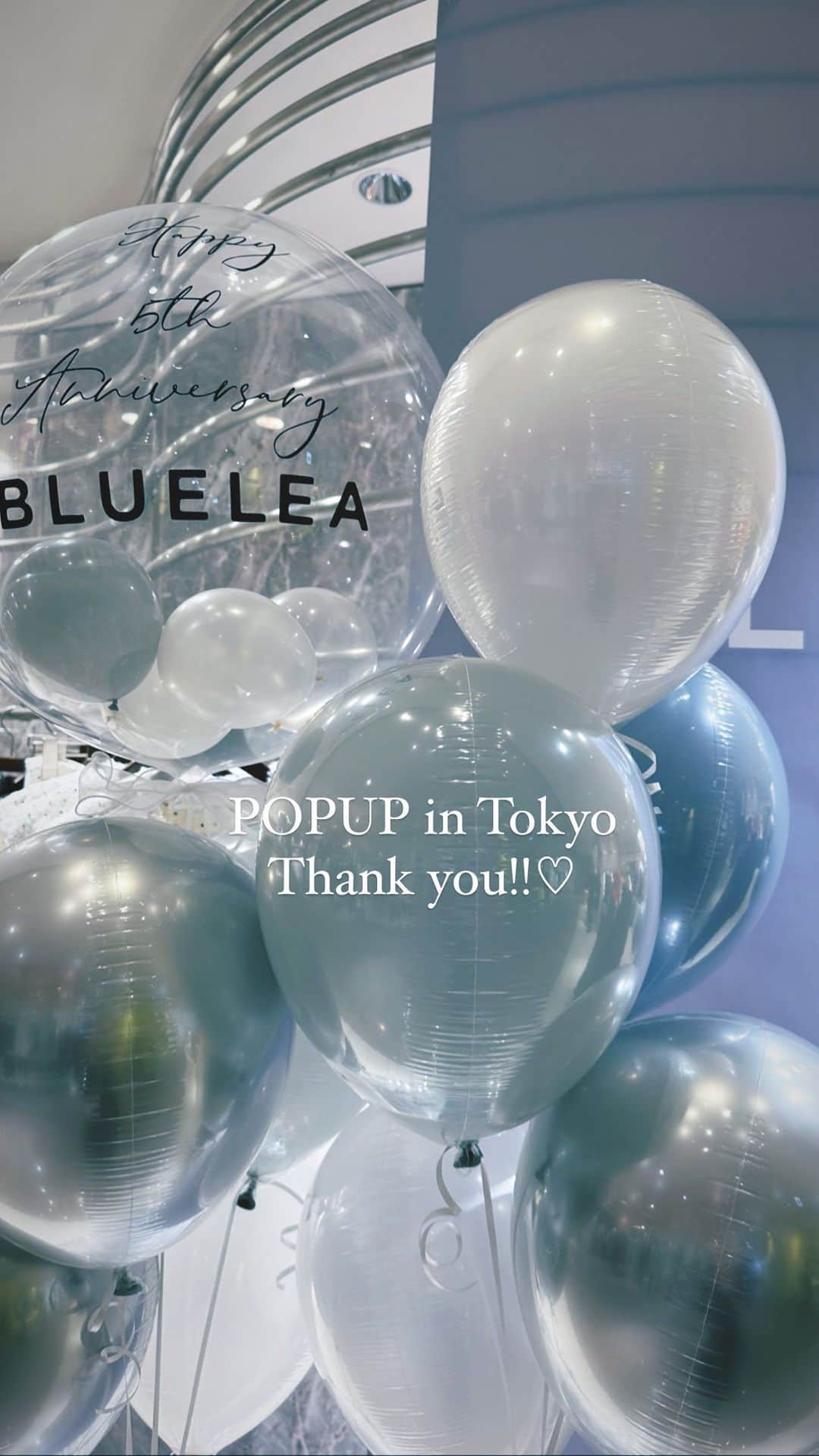 のインスタグラム：「Bluelea 23 AW collection POPUP in Tokyo🩵  伊勢丹新宿店での４日間のPOPUPが 無事に終了いたしました✨  お忙しい中Blueleaの為にお時間を作っていただき お越しくださり誠にありがとうございました🙇🏼‍♀️✨  約1年ぶりの関東でのPOPUPにドキドキでしたが 初めましてのお客様 ご遠方からお越しくださったお客様 POPUPの度に駆けつけてくださるお客様 立ち上げ当初からご愛顧くださっている顧客様  温かく素敵な皆様とお会いできて お話しさせていただきスタッフ一同 幸せな時間を過ごさせていただきました🥰  POPUPが始まるまでは毎日が緊張と不安でいっぱい。 もちろんワクワクやドキドキもありますが お客様が来てくださるか、滞りなく開催できるか 毎回のように不安と心配の気持ちがあるので 温かく素敵な皆様が迎えてくださり Blueleaへの想いを伝えてくださって🥺 一緒にBlueleaのお洋服をお選びできたことが 本当に嬉しく幸せな4日間でした🥺🩵  また来年も皆様にお会いできることを祈って🫶🏻✨ お洋服作りに励みますので、 これからもよろしくお願いいたします🥰  最後に 今回もこのような機会をくださった @isetan_shinjuku_urbancloset の皆様 各関係者様、スタッフの皆んな お力添えをいただきありがとうございました！🙇🏼‍♀️  心より感謝いたします✨  POPUP先行商品や一部商品は27日(金)21:00〜 販売スタートです。 是非この機会にご覧くださいませ🥰  #bluelea #bluelea23awpopup #bluelea伊勢丹POPUP」