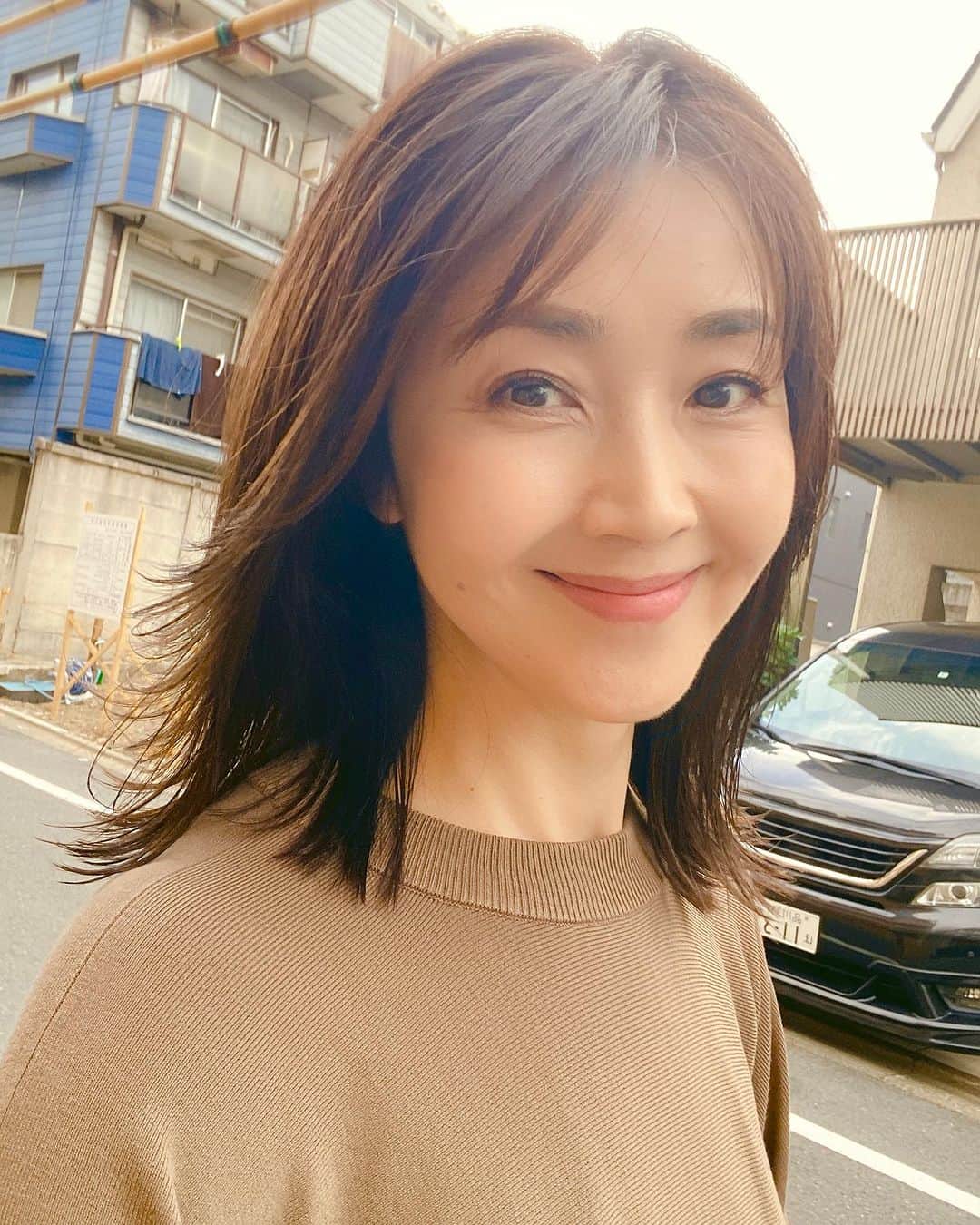 芦田桂子のインスタグラム：「髪切りました✨ 久々に前髪もほんの少し作ってみたよ✂️  髪の色もグッと落ち着かせて 大人ヘアスタイルの完成です✨  いつもキレイにしてくれてありがとう😊  @roraima_nakameguro   #ヘアカット #ヘアカラー #大人ミディアム  #hairstyle  #model  #芦田桂子」