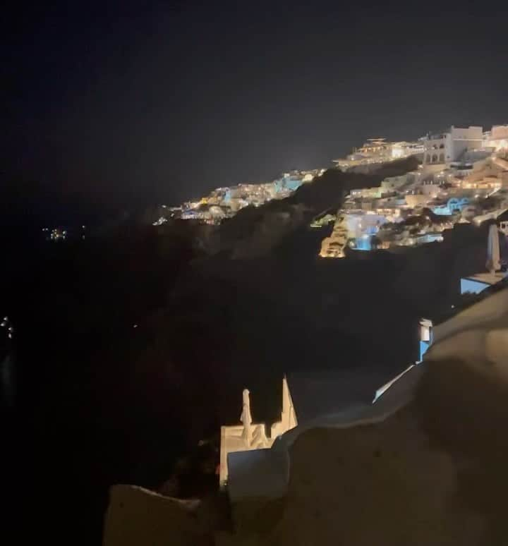 山城葉子のインスタグラム：「. 🇬🇷 サントリーニ島の夜 月あかりに照らされた海はとてもロマンチック🌝  ごはんはなんか変😅  2日目に行った寿司屋さんの名前が"ハチコウ" スタッフはもちろん日本人でもアジア人でもなく、 枝豆🫛にタイのチリソースがまぶしてあって、 天ぷらはエビフライがきた笑。」