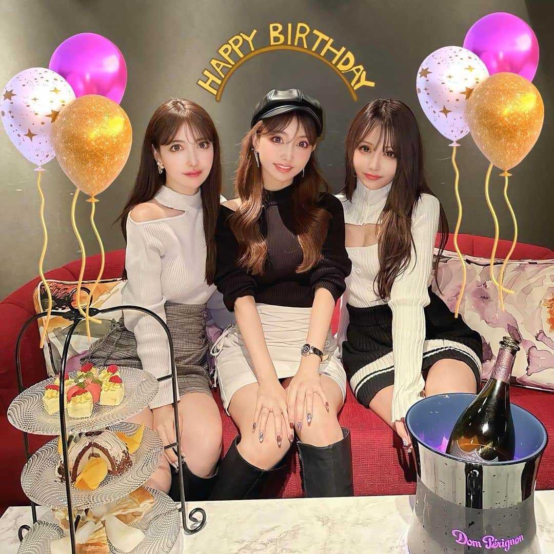 桜井莉菜のインスタグラム：「最近お祝い事が多くて楽しい💓💓💓 この日もバースデーお呼ばれ🎂🎉 いつものメンバーって感じだったので何の気も使わずみんなでワイワイ楽しい火鍋会でした😆✨ 火鍋あんまり食べないけど、 ここタレ？が自分でカスタムして作れてそれがめちゃ楽しいし美味しくて感動した🥺✨ 海底撈(ハイディラオ) @haidilao_japan ってとこ🖤 ここはまた絶対行きたいと思った🫢❤️ 何歳になっても、やったこと 無い事、行った事が無い場所、食べたことが無い物、 それに出会えた時めちゃ嬉しいよね🥹🩷 やーしかし美味しかった🫢 ではでは、本日から大阪入るので【 @ageha.kitashinchi 】でおまちしております🩷😆🩷  #誕生日会#火鍋#海底撈#池袋#大阪#北新地#キャバクラ」