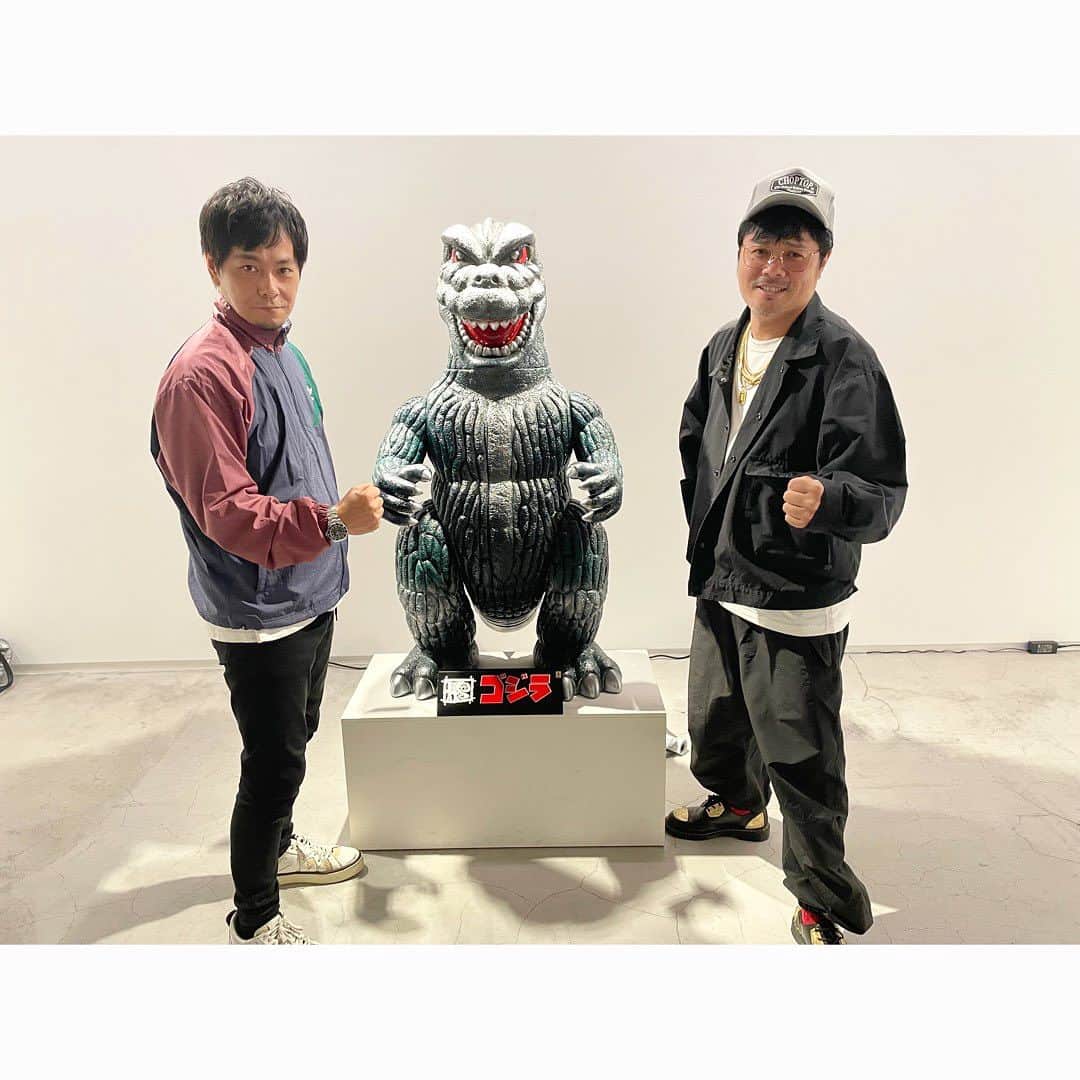 佐田正樹のインスタグラム：「井上さんと、 H×S様のソフトビニールの怪獣展へ‼︎  ものすごいソフビ達が並んでずっとおいーって言いながら見て来ました‼︎  キクさんのポスターも最高‼︎ 額装すんのも楽しみ‼︎」