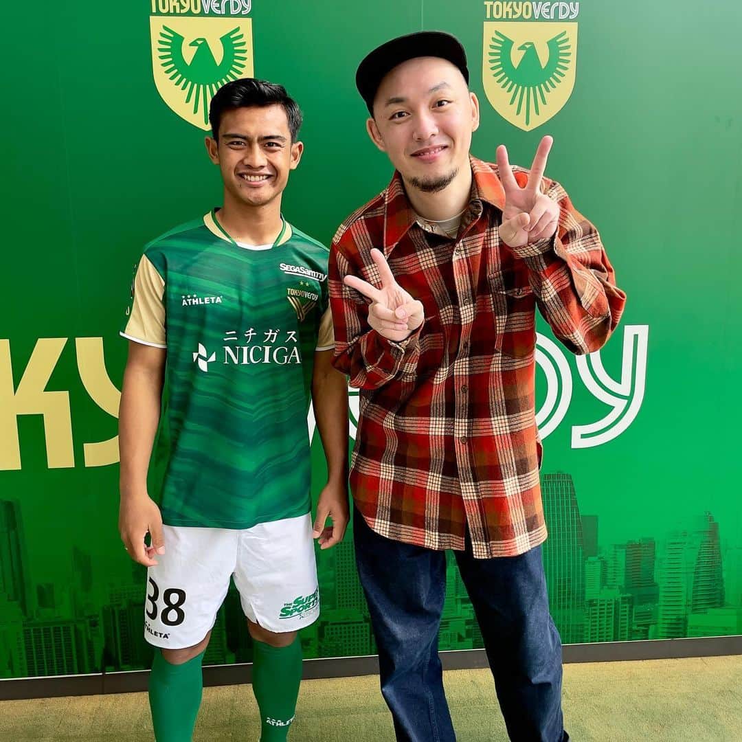 濵田大輔のインスタグラム：「Akhirnya ambil foto bersama Arhan-kun ✨Ini bukan shooting Youtube aku tapi bisa bertemu dan foto karena urusan pekerjaan lain desu 📸🙌 Semangat sepak bola yaa Arhan-kun⚽️😊🙏 @pratamaarhan8  #verdy #pratamaarhan」