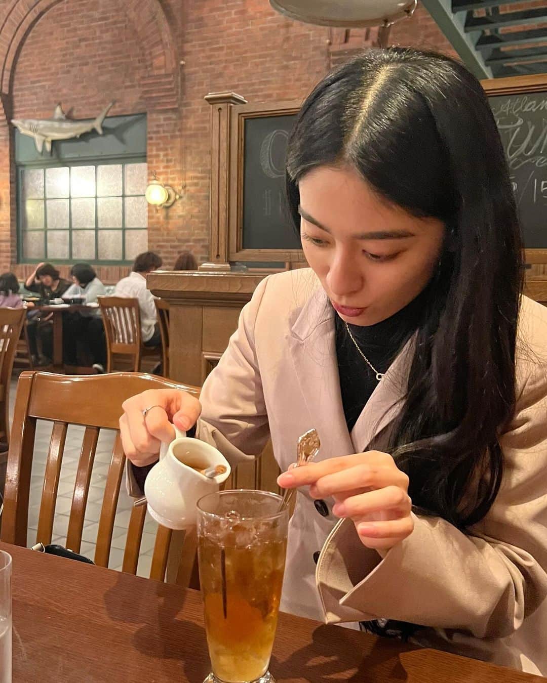 加藤美帆のインスタグラム：「この後、底にあるりんごジャムをキチンと溶かし忘れたため、ほぼ焼酎をがぶ飲みするに至りました🙃笑笑 でも🍎めちゃくちゃ感じてすっきり美味しい♡  一緒に休憩、する？？🫢  #fyp #disney  #disneysea  #japanesegirl  #彼女とデートなうに使っていいよ」