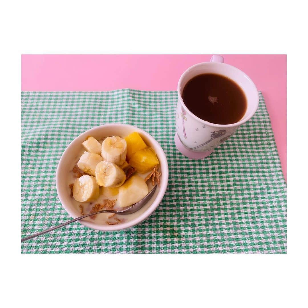 今泉マヤのインスタグラム：「🍌🥣☕️  はとこのお家にて。 同じ歳で親戚であり親友のような彼女。 そんなに頻繁に会うわけではないのに たいせつなときはよく一緒にいる気がする。  … わたしのお家のテーブルは 空色なので対照的で笑いました🩷🩵  #愛でたい朝 #かわいくておいしい #かわうま❤︎」