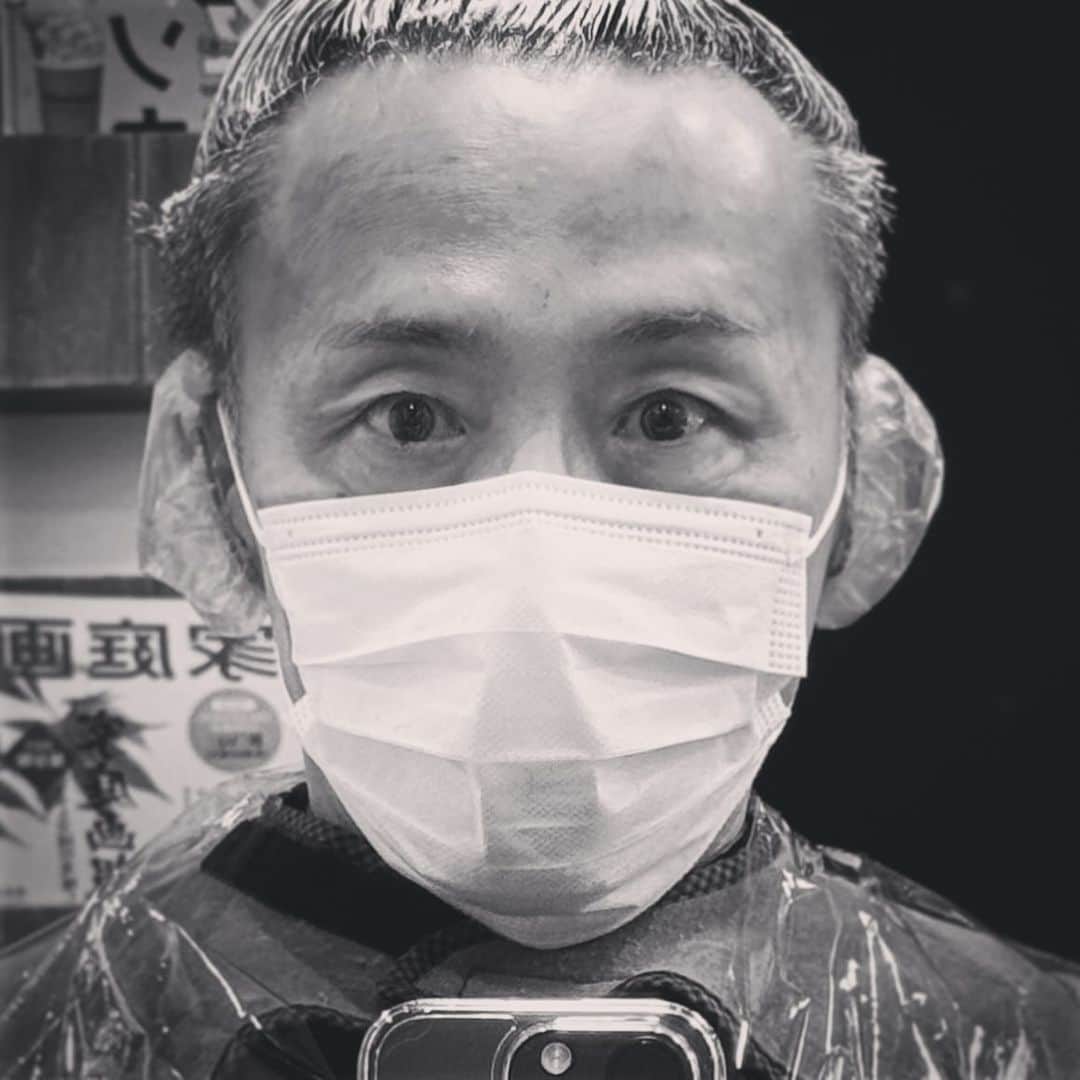 のインスタグラム：「只今カラーリング中❗️ 毛先ボロボロって言われちまった😅。」
