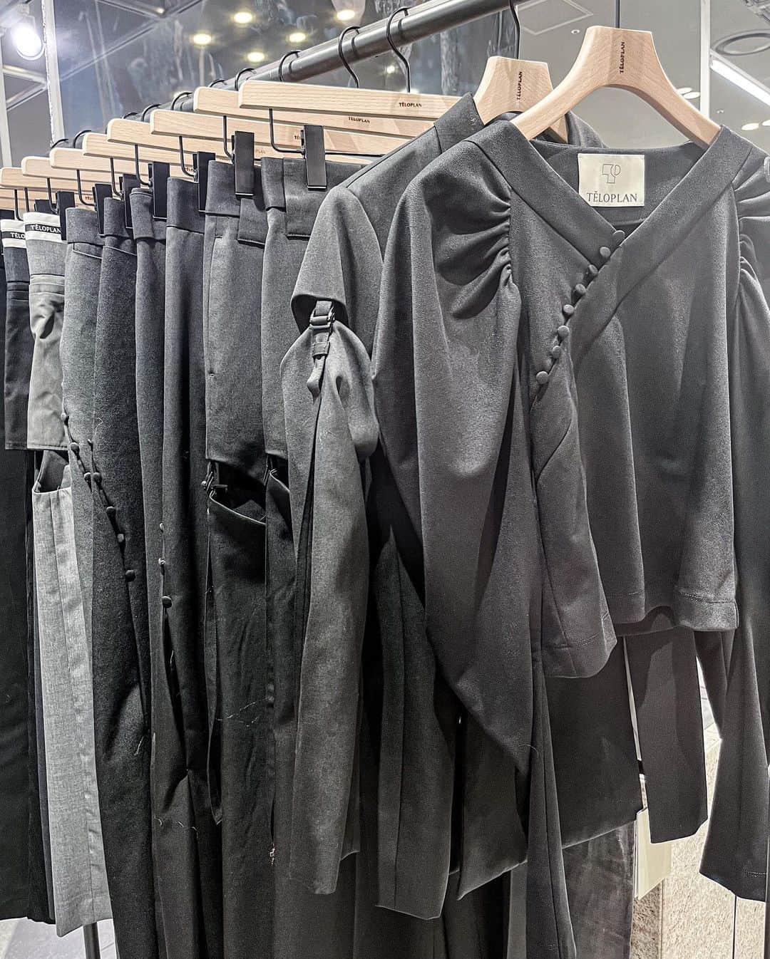 HANKYU.MODEさんのインスタグラム写真 - (HANKYU.MODEInstagram)「. 𝙏𝙀̆𝙇𝙊𝙋𝙇𝘼𝙉 𝙋𝙊𝙋 𝙐𝙋 𝙎𝙏𝙊𝙍𝙀 Until 10/31 At 3F『D-LAB』  『内なる自分を引き出す一着』として纏う戦闘着をコンセプトとした『TĔLOPLAN』が、23AWコレクションを一堂に展開する23AW関西地区初のポップアップストアを開催。 メンズウェアからのインスピレーションを取り入れつつ、素肌を衣服の一部として完結させたデザインのアイテムや、Atitaya Colour Gradient Knitの新色などもラインアップ。  Page1　カーディガン　44,000円  Page2　ジャンプスーツ　77,000円  Page3 ニット　26,400円 カットソー　30,800円  Page4 キャミドレス　38,500円 ドレス　33,000円  Page5　トップス　38,500円  Page6　ソックスベルト　25,300円  Page7　バッグ　55,000円  Page8 左)コート　71,500円 右)コート　110,000円  #TELOPLAN  #テーロプラン #hankyumode #hankyu #阪急うめだ本店 #阪急本店 #うめはん #ファッション  #hankyumode23aw #hankyumode23awwear #ニットカーディガン #ニット #コート #23aw新作 #新作」10月26日 12時00分 - hankyumode