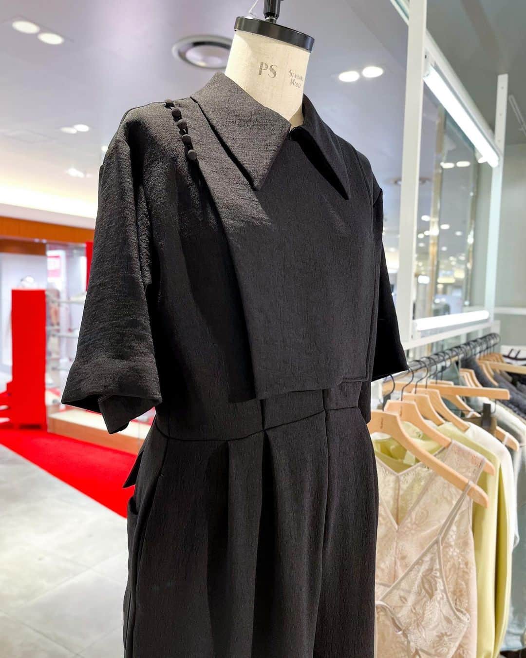 HANKYU.MODEさんのインスタグラム写真 - (HANKYU.MODEInstagram)「. 𝙏𝙀̆𝙇𝙊𝙋𝙇𝘼𝙉 𝙋𝙊𝙋 𝙐𝙋 𝙎𝙏𝙊𝙍𝙀 Until 10/31 At 3F『D-LAB』  『内なる自分を引き出す一着』として纏う戦闘着をコンセプトとした『TĔLOPLAN』が、23AWコレクションを一堂に展開する23AW関西地区初のポップアップストアを開催。 メンズウェアからのインスピレーションを取り入れつつ、素肌を衣服の一部として完結させたデザインのアイテムや、Atitaya Colour Gradient Knitの新色などもラインアップ。  Page1　カーディガン　44,000円  Page2　ジャンプスーツ　77,000円  Page3 ニット　26,400円 カットソー　30,800円  Page4 キャミドレス　38,500円 ドレス　33,000円  Page5　トップス　38,500円  Page6　ソックスベルト　25,300円  Page7　バッグ　55,000円  Page8 左)コート　71,500円 右)コート　110,000円  #TELOPLAN  #テーロプラン #hankyumode #hankyu #阪急うめだ本店 #阪急本店 #うめはん #ファッション  #hankyumode23aw #hankyumode23awwear #ニットカーディガン #ニット #コート #23aw新作 #新作」10月26日 12時00分 - hankyumode