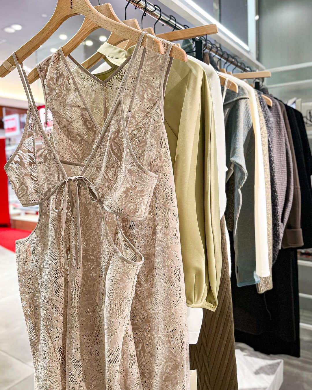HANKYU.MODEさんのインスタグラム写真 - (HANKYU.MODEInstagram)「. 𝙏𝙀̆𝙇𝙊𝙋𝙇𝘼𝙉 𝙋𝙊𝙋 𝙐𝙋 𝙎𝙏𝙊𝙍𝙀 Until 10/31 At 3F『D-LAB』  『内なる自分を引き出す一着』として纏う戦闘着をコンセプトとした『TĔLOPLAN』が、23AWコレクションを一堂に展開する23AW関西地区初のポップアップストアを開催。 メンズウェアからのインスピレーションを取り入れつつ、素肌を衣服の一部として完結させたデザインのアイテムや、Atitaya Colour Gradient Knitの新色などもラインアップ。  Page1　カーディガン　44,000円  Page2　ジャンプスーツ　77,000円  Page3 ニット　26,400円 カットソー　30,800円  Page4 キャミドレス　38,500円 ドレス　33,000円  Page5　トップス　38,500円  Page6　ソックスベルト　25,300円  Page7　バッグ　55,000円  Page8 左)コート　71,500円 右)コート　110,000円  #TELOPLAN  #テーロプラン #hankyumode #hankyu #阪急うめだ本店 #阪急本店 #うめはん #ファッション  #hankyumode23aw #hankyumode23awwear #ニットカーディガン #ニット #コート #23aw新作 #新作」10月26日 12時00分 - hankyumode