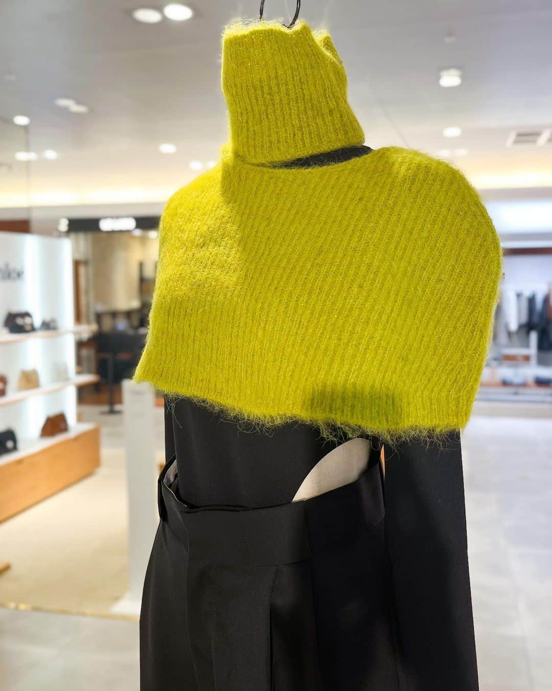 HANKYU.MODEさんのインスタグラム写真 - (HANKYU.MODEInstagram)「. 𝙏𝙀̆𝙇𝙊𝙋𝙇𝘼𝙉 𝙋𝙊𝙋 𝙐𝙋 𝙎𝙏𝙊𝙍𝙀 Until 10/31 At 3F『D-LAB』  『内なる自分を引き出す一着』として纏う戦闘着をコンセプトとした『TĔLOPLAN』が、23AWコレクションを一堂に展開する23AW関西地区初のポップアップストアを開催。 メンズウェアからのインスピレーションを取り入れつつ、素肌を衣服の一部として完結させたデザインのアイテムや、Atitaya Colour Gradient Knitの新色などもラインアップ。  Page1　カーディガン　44,000円  Page2　ジャンプスーツ　77,000円  Page3 ニット　26,400円 カットソー　30,800円  Page4 キャミドレス　38,500円 ドレス　33,000円  Page5　トップス　38,500円  Page6　ソックスベルト　25,300円  Page7　バッグ　55,000円  Page8 左)コート　71,500円 右)コート　110,000円  #TELOPLAN  #テーロプラン #hankyumode #hankyu #阪急うめだ本店 #阪急本店 #うめはん #ファッション  #hankyumode23aw #hankyumode23awwear #ニットカーディガン #ニット #コート #23aw新作 #新作」10月26日 12時00分 - hankyumode