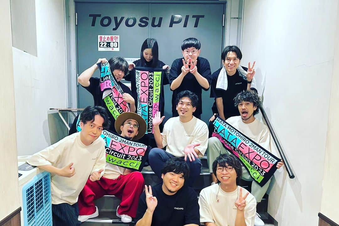 横山祐介さんのインスタグラム写真 - (横山祐介Instagram)「🥁2023.10.24📸 HATA MOTOHIRO 2MAN TOUR 「HATA EXPO Livehouse Circuit 2023」 東京編  終了しましたーー！  そもそもこのツアーの相手として 僕らを選んでいただけたこと自体が大変光栄なことなのに 自分たちのライブ終わったら秦さんが出迎えてくれたり アンコールで橋口が「ひまわりの約束」を一緒に歌ってたり 秦さんに呼ばれて最後ステージに上がったり こんな現実あるのかよってことばっかりの1日。 ご褒美でした。  <setlist> M1.感情 M2.東京ドリーム M3.別の人の彼女になったよ M4.恋だろ M5.大丈夫 M6.フレンズ M7.最上級 M8.東京  ライブハウスで見る秦さんもかっこ良かったなぁ。 ステージにいても、客席で見てても 音楽が大好きなお客さんたちばかりだなって 随所で感じるイベントでした。  あと、ようやく見ることができた伊吹さんのドラムは何もかも最高で幸せでした。 短い時間だったけどいろいろお話もできて嬉しかった。  しばらくU-NEXTでPaint Like a Childツアーをリピートする日々になるなぁ。  #HATAEXPO #wacci #秦基博 #gretschdrums  #meinlcymbals  #promarksticks  #evansdrumheads  #drums #drummer #drumlife  #drumuniversity #drumstagram」10月25日 14時26分 - yan_drums_wacci