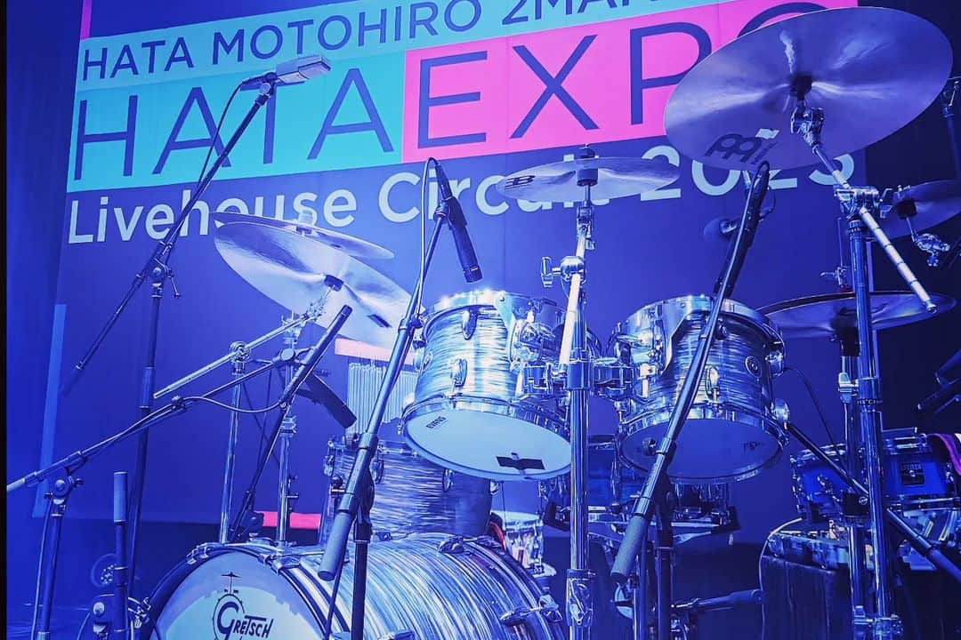 横山祐介さんのインスタグラム写真 - (横山祐介Instagram)「🥁2023.10.24📸 HATA MOTOHIRO 2MAN TOUR 「HATA EXPO Livehouse Circuit 2023」 東京編  終了しましたーー！  そもそもこのツアーの相手として 僕らを選んでいただけたこと自体が大変光栄なことなのに 自分たちのライブ終わったら秦さんが出迎えてくれたり アンコールで橋口が「ひまわりの約束」を一緒に歌ってたり 秦さんに呼ばれて最後ステージに上がったり こんな現実あるのかよってことばっかりの1日。 ご褒美でした。  <setlist> M1.感情 M2.東京ドリーム M3.別の人の彼女になったよ M4.恋だろ M5.大丈夫 M6.フレンズ M7.最上級 M8.東京  ライブハウスで見る秦さんもかっこ良かったなぁ。 ステージにいても、客席で見てても 音楽が大好きなお客さんたちばかりだなって 随所で感じるイベントでした。  あと、ようやく見ることができた伊吹さんのドラムは何もかも最高で幸せでした。 短い時間だったけどいろいろお話もできて嬉しかった。  しばらくU-NEXTでPaint Like a Childツアーをリピートする日々になるなぁ。  #HATAEXPO #wacci #秦基博 #gretschdrums  #meinlcymbals  #promarksticks  #evansdrumheads  #drums #drummer #drumlife  #drumuniversity #drumstagram」10月25日 14時26分 - yan_drums_wacci