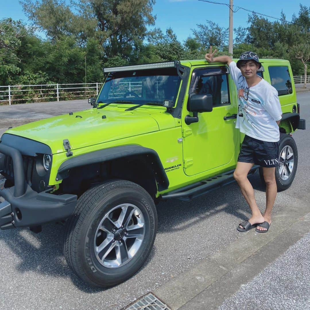 中村昌也さんのインスタグラム写真 - (中村昌也Instagram)「jeep専門のNemoレンタカーさん😳 先日、知り合い来ていたので、 自車よりも格好つけて jeepで宮古島案内(^^) モデルポーズはダサいですが… オススメです✨ いつもありがとうございます❗ #宮古島 #沖縄 #宮古島バー #miyakojima #miyakojimabar #バーイズ #イズ #baris #is #newopen #居酒屋 #海 #beach #japan #中村昌也」10月25日 14時28分 - masaya_nakamura_official