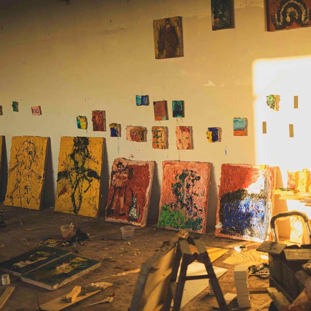 小柴綾香さんのインスタグラム写真 - (小柴綾香Instagram)「水戸部七絵さんの個展が @theloopgallerytokyo にて開催されます。 写真は、インタビュー取材の際にアトリエで撮影したもの。 昨年のウィーン美術アカデミーへの留学が、水戸部さんの作品にどう影響を与えたのか。五感で体験していただける展示になると思います😊  28日(土)17-20時にオープニングレセプションを開催します。水戸部さんも在廊予定ですので、是非お越しください✨  ------------  この度THE LOOP GALLERYは、2023年10月28日（土）から11月15日（金）まで、水戸部七絵の個展『What color do you see?』を開催いたします。  水戸部は、2022年にオーストリア・ウィーン美術アカデミーに留学しました。これまで「顔」というモチーフを描きながら、人種・セクシュアリティを始めとする社会問題や資本主義的な経済システムに光を当てた作品を制作してきた水戸部は、この留学で、自身の画家としての根幹を探究するようになります。そこで直面したのが「色認識」への疑問でした。 本展では、留学中に取り組んだ、ヨーロッパの人々に好きな色を問うインタビューを通して、自身と他者との間に存在する色彩認識の違いに注目した新作の絵画を展示します。  世界には約4パーセントの確率*で、通常の感覚に加えて別の感覚が付随的に起こる現象を体験している人々がいます。文字や数字に色が付いて見えたり、音を聞くと色が見えたりするこの現象は「共感覚: synesthesia」と呼ばれます。  幼少期からこの共感覚を備える水戸部は、本展で絵画作品のほか、初めて映像作品を発表します。ブラウン管にインタビューの中で収録された音声に合わせてモノクロの字幕が表示されるこの作品では、「音」と「色」 の共感覚を視覚化させることを試みています。  水戸部による国境を越えた色認識の探究は、日々多種多様な「色」に囲まれて生活をしている私たちの、他者が持つ感性への興味を掻き立て、新たな対話をもたらすことでしょう。  *諸説あり  The LOOP Gallery is pleased to announce Nanae Mitobe’s solo exhibition “What color do you see?” from October 28. Join us for the opening reception on October 28 from 5 to 8 pm. The show will be on view through November 15.   ——————————— Exhibition Details : "What color do you see?" 水戸部 七絵  NANAE MITOBE @nanaemitobe  2023.10.28 - 11.15 OPENING RECEPTION: 2023.10.28 5-8 pm Closed on Sundays and Mondays ———————————  #nanaemitobe #水戸部七絵 #個展 #soloexhibition #painting #whatcolordoyousee #art #contemoraryart #japaneseartist #artexhibition #現代アート #アート #theloopgallery #theloopgallerytokyo」10月25日 14時28分 - ayakakoshiba