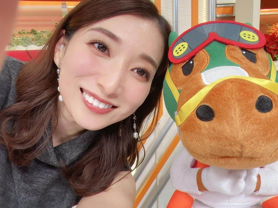 山田桃子のインスタグラム：「🥕 .  久々にお仕事の投稿🐴  船橋ケイバのキャロッタくん。 つい、一緒に撮りたくなるのよね〜  そう、 プロフィール調べてみたら、 〜 競走馬として調教の日々を過ごしてきたんだけど、 手足の短さから挫折。 〜  でも、身長175㎝だって🤭  困り顔が得意なキャロッタくん。 いつか船橋競馬場で会ってみたいな！  . #南関東競馬 #船橋競馬  #船橋競馬場 #競馬女子  #フリーアナウンサー #山田桃子」