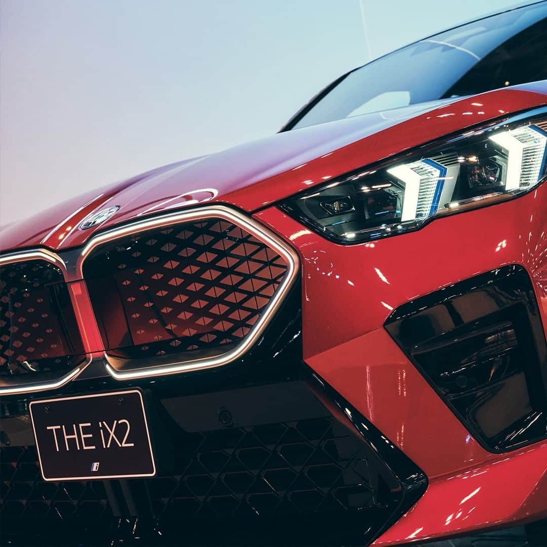 BMW Japanさんのインスタグラム写真 - (BMW JapanInstagram)「クーペの美しさを纏った革新のSUV「THE NEW iX2 & X2」、世界初の実車公開。  本日から開催「JAPAN MOBILITY SHOW」にて、その美しき姿、BMW最新モデルがお披露目となりました。あなたはどちらのXモデルで、美しい未来を駆けぬけますか？  THE NEW iX2  電気のチカラで心を奪う滑らかな走り。5.6秒*という0-100km/h加速性能とゼロ・エミッションでの卓越した航続距離を実現しながら、より遠くへ、よりパワフルに。*ヨーロッパ仕様車値（自社データ） BMWライブ・コックピットと先進のBMWオペレーティング・システムにより、直観的な操作を可能にします。   THE NEW X2 M35i 駆り立てる、Mの本能。目にしただけで沸き立つアドレナリン。アクセルを踏み込めば、M ツインパワー・ターボ・エンジン、アダプティブ M サスペンション、M スポーツ・ブレーキなどレーシング由来のテクノロジーが体感させる、目の覚めるようなパフォーマンス。  より詳しい情報は @bmwjapan アカウントトップのURLからチェック。  #BMW #駆けぬける歓び #BMWJapan #BMWiX2 #BMWX2 #JapanMobilityShow #JMS2023 #ジャパンモビリティショー」10月25日 14時30分 - bmwjapan