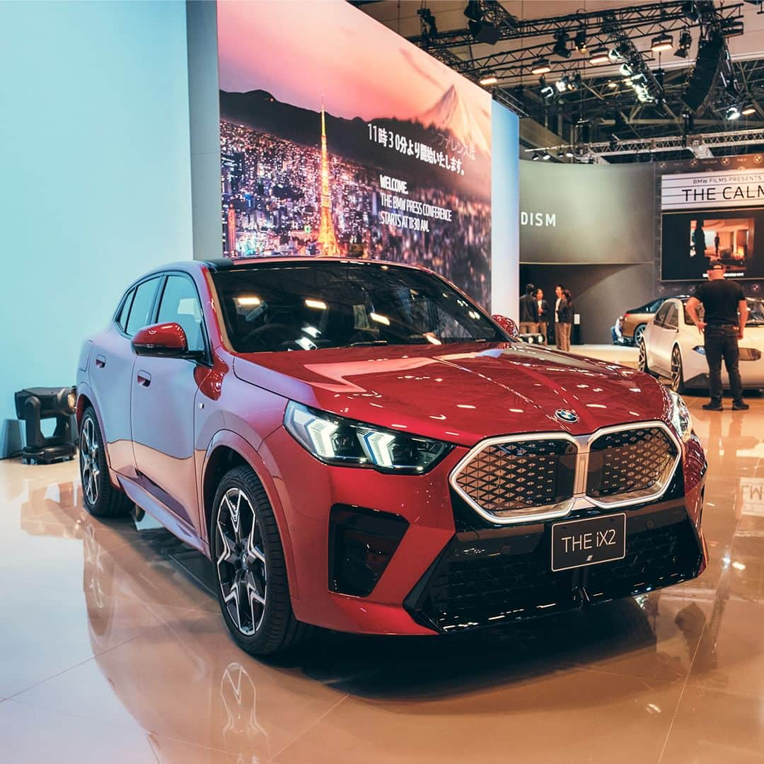 BMW Japanさんのインスタグラム写真 - (BMW JapanInstagram)「クーペの美しさを纏った革新のSUV「THE NEW iX2 & X2」、世界初の実車公開。  本日から開催「JAPAN MOBILITY SHOW」にて、その美しき姿、BMW最新モデルがお披露目となりました。あなたはどちらのXモデルで、美しい未来を駆けぬけますか？  THE NEW iX2  電気のチカラで心を奪う滑らかな走り。5.6秒*という0-100km/h加速性能とゼロ・エミッションでの卓越した航続距離を実現しながら、より遠くへ、よりパワフルに。*ヨーロッパ仕様車値（自社データ） BMWライブ・コックピットと先進のBMWオペレーティング・システムにより、直観的な操作を可能にします。   THE NEW X2 M35i 駆り立てる、Mの本能。目にしただけで沸き立つアドレナリン。アクセルを踏み込めば、M ツインパワー・ターボ・エンジン、アダプティブ M サスペンション、M スポーツ・ブレーキなどレーシング由来のテクノロジーが体感させる、目の覚めるようなパフォーマンス。  より詳しい情報は @bmwjapan アカウントトップのURLからチェック。  #BMW #駆けぬける歓び #BMWJapan #BMWiX2 #BMWX2 #JapanMobilityShow #JMS2023 #ジャパンモビリティショー」10月25日 14時30分 - bmwjapan