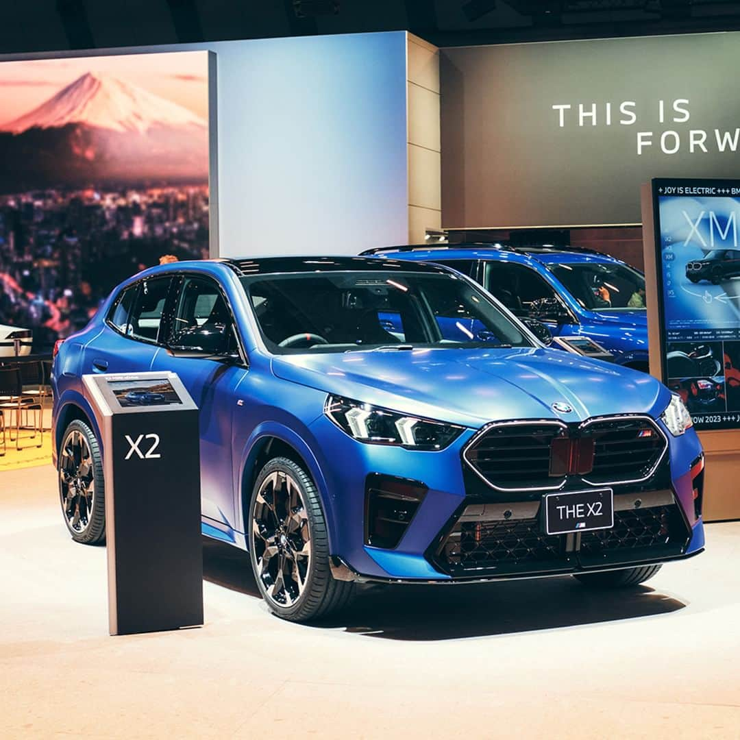 BMW Japanさんのインスタグラム写真 - (BMW JapanInstagram)「クーペの美しさを纏った革新のSUV「THE NEW iX2 & X2」、世界初の実車公開。  本日から開催「JAPAN MOBILITY SHOW」にて、その美しき姿、BMW最新モデルがお披露目となりました。あなたはどちらのXモデルで、美しい未来を駆けぬけますか？  THE NEW iX2  電気のチカラで心を奪う滑らかな走り。5.6秒*という0-100km/h加速性能とゼロ・エミッションでの卓越した航続距離を実現しながら、より遠くへ、よりパワフルに。*ヨーロッパ仕様車値（自社データ） BMWライブ・コックピットと先進のBMWオペレーティング・システムにより、直観的な操作を可能にします。   THE NEW X2 M35i 駆り立てる、Mの本能。目にしただけで沸き立つアドレナリン。アクセルを踏み込めば、M ツインパワー・ターボ・エンジン、アダプティブ M サスペンション、M スポーツ・ブレーキなどレーシング由来のテクノロジーが体感させる、目の覚めるようなパフォーマンス。  より詳しい情報は @bmwjapan アカウントトップのURLからチェック。  #BMW #駆けぬける歓び #BMWJapan #BMWiX2 #BMWX2 #JapanMobilityShow #JMS2023 #ジャパンモビリティショー」10月25日 14時30分 - bmwjapan