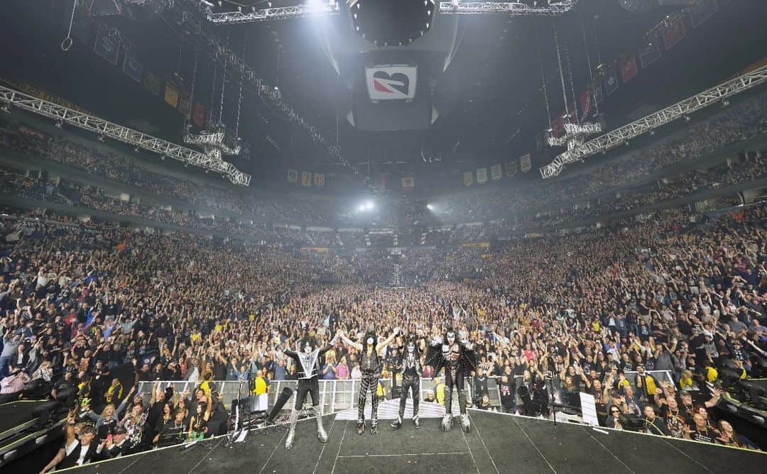 KISSのインスタグラム：「Thank You #NASHVILLE! You were AMAZING last night! We will NEVER forget You! #EndOfTheRoadTour」