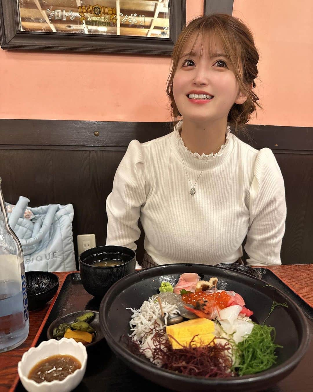 佐倉みきのインスタグラム：「美味しい食べ物を前にすると 笑顔が止まらない🥺🍣」