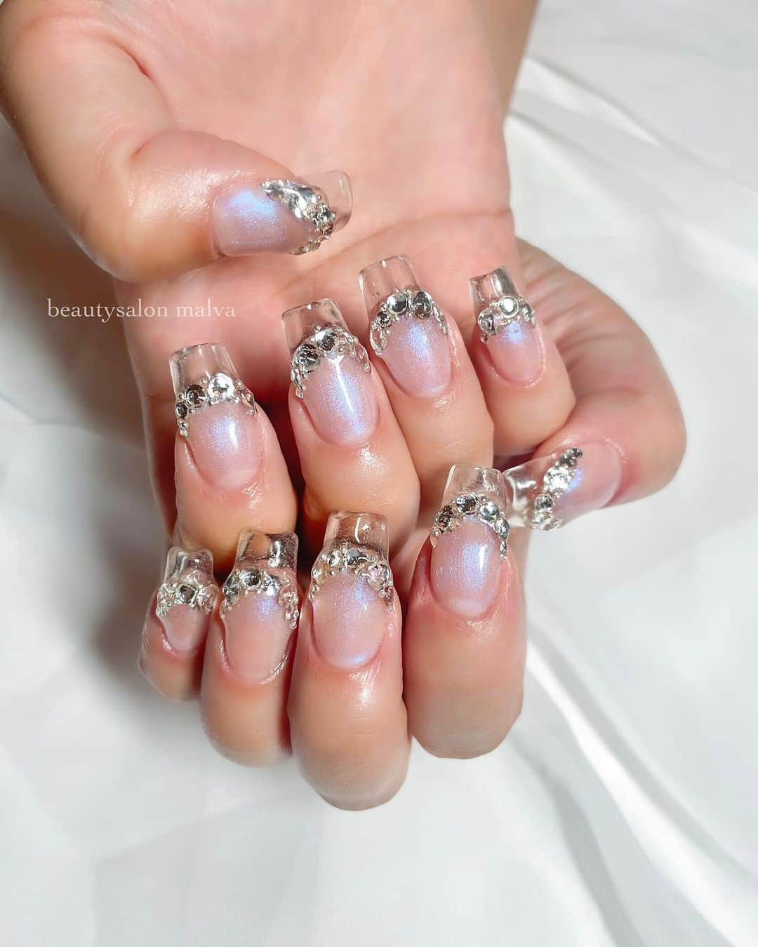 nailsalon malva（ネイルサロンマルヴァ）のインスタグラム：「【キラキラアート113】でご予約可能✨ ⁡ クリアフレンチはいつしても 可愛いトレンドネイル😍 ⁡ クリスタルのストーンのキラキラ感は圧巻です🤩 ⁡ ↪︎ ネイルのケアと保証期間 ⁡ malvaのネイルはドライケア、カットスタイルも込みです。 保証期間は約4週間となります（※ご新規様は3週間となります）。 ⁡ ＿＿＿＿＿＿＿＿＿＿＿＿＿ ⁡ ⁡ 𝐛𝐞𝐚𝐮𝐭𝐲𝐬𝐚𝐥𝐨𝐧 𝐦𝐚𝐥𝐯𝐚⠀ 📍明治神宮前駅｜原宿駅　徒歩𝟑分 ⠀ 💬ご予約やお問い合わせ 𝐋𝐈𝐍𝐄から承っております @ 𝐦𝐚𝐥𝐯𝐚 ⁡ お気軽にご連絡ください♡ ⁡ ⁡ ＿＿＿＿＿＿＿＿＿＿＿＿＿＿ ⁡ ▸ジェルネイル｜スカルプ｜ネイルケア ▸まつげカール｜まつげエクステ｜ワンホンエクステ ▸ハーブよもぎ蒸し ▸ワックス脱毛 ⁡ \ アシスタント募集中💁‍♀️ / ⁡ ▸リモート可オンラインの画像動画制作アシスタント ▸サロンワーク全般アシスタント ⁡ ⁡ #秋ネイル2023 #クリアスカルプ #スカルプネイル  #キラキラネイル #malva #malvaネイル  #ストーンフレンチネイル #オーロラネイル  #クリアフレンチ #原宿ネイル #偏光カラーネイル  #表参道ネイル #東京ネイルサロン　#明治神宮前ネイル #新宿ネイル #千駄ヶ谷ネイル  #harajukunails #tokyonails #tokyonailsalon ⁡」