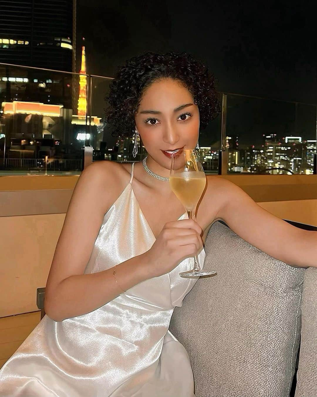 GENAのインスタグラム：「🌃🗼🥂✨」