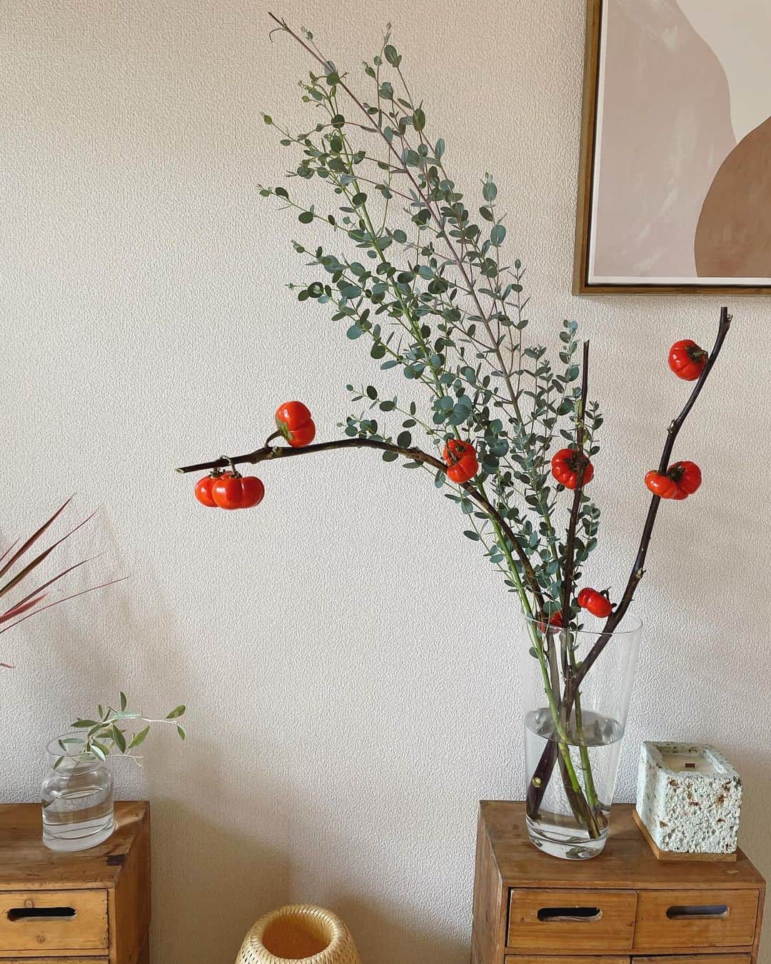 canariaさんのインスタグラム写真 - (canariaInstagram)「_  偶然知った @sikito_official さんで 枝もののサブスク始めてみました。 毎月1回季節の枝ものが届くそう。 今回は、グニユーカリとソラナムパンプキン。 一気に秋らしくなりました。 次回も楽しみ。  #花のある暮らし #枝もののある暮らし #秋のしつらえ #私の花しつらい」10月25日 14時49分 - canaria_rs