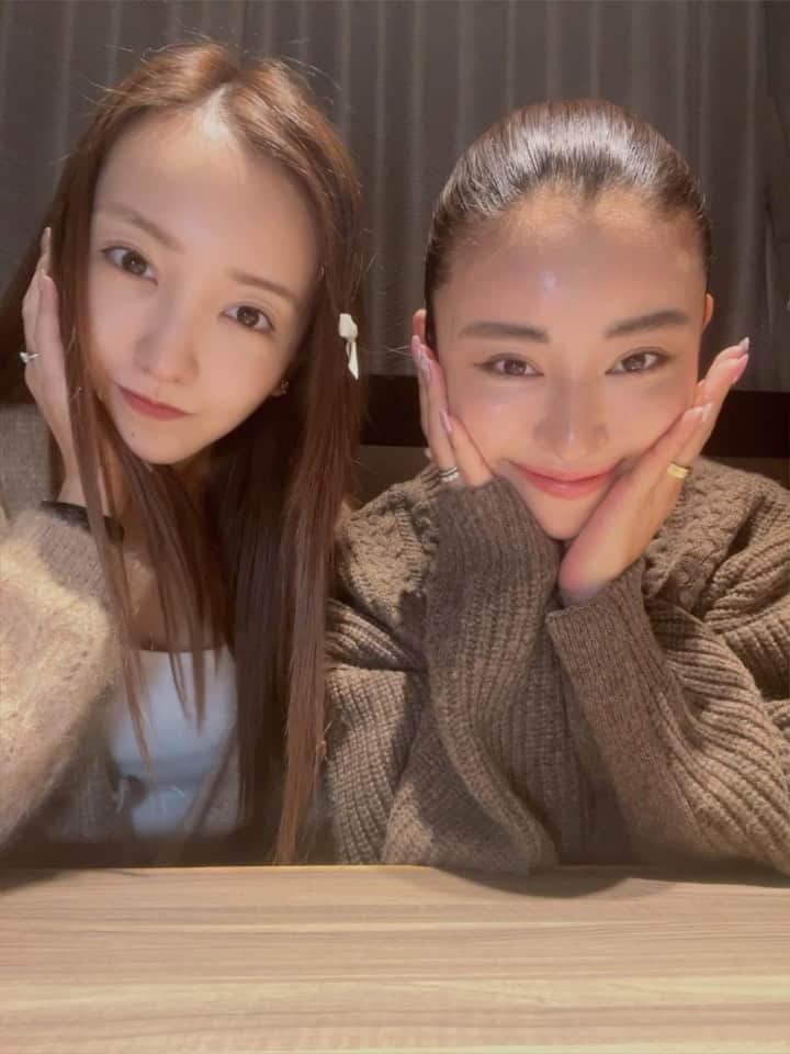 山中美智子のインスタグラム：「今日はともちんランチ🍝　@tomo.i_0703   同じ女の子のママで、アパレルブランドを持ち、スキンケアラインを立ち上げて奮闘中同士✨  いっぱい話せて嬉しかった☕️  しかも、かなり年上の私ご馳走になってしまい😭 普段、男の子にもおごられない私…あたふた🥹  本当にありがとう　泣&照　🫠❤︎  男前なともちんでした🫰🏾🤍✨  また近々❤︎」