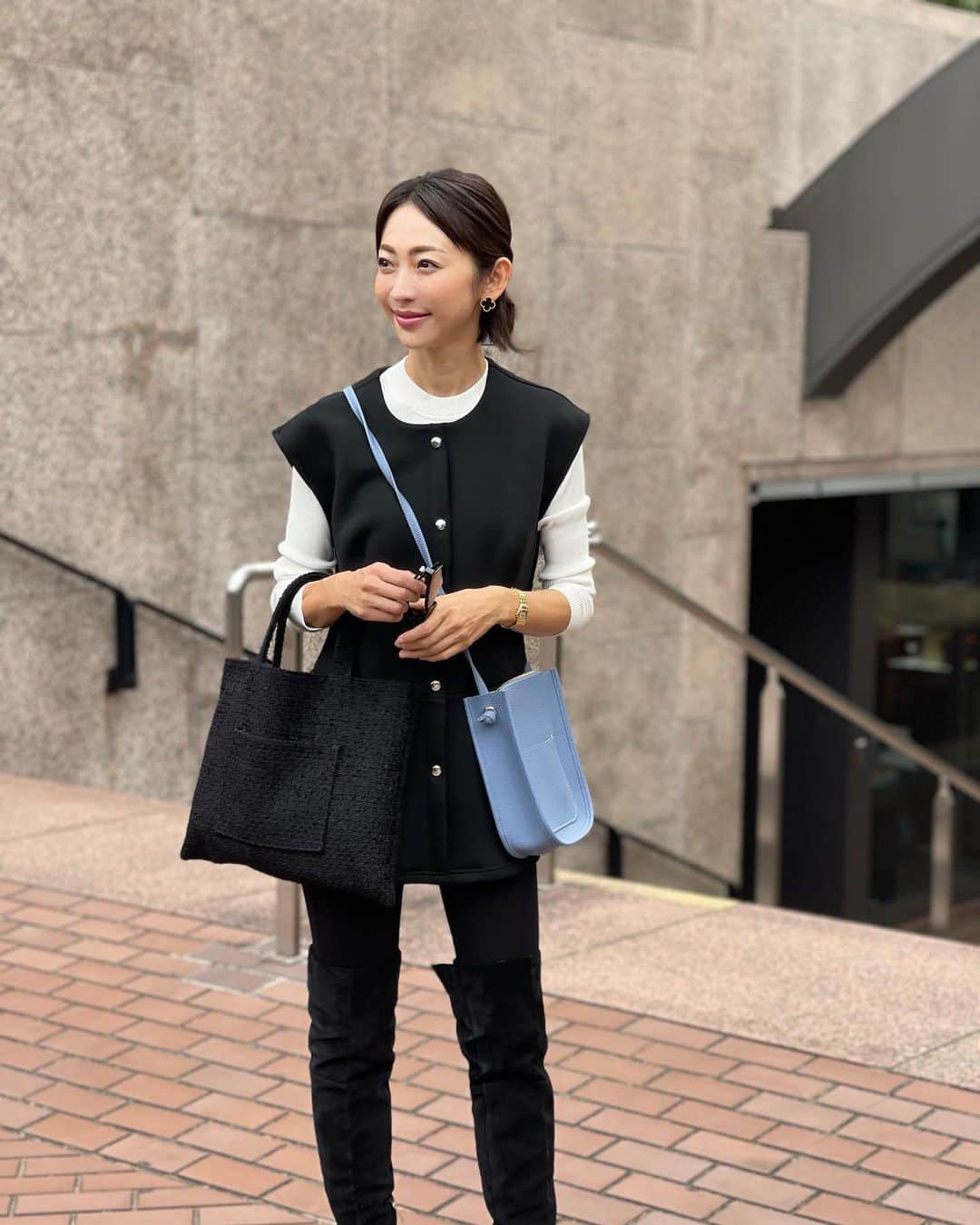 木本泉のインスタグラム：「- 今日は親友と🏠で買ってきたお弁当を食べてほっこりしたお昼下がり😌🍂  親友が中学と大学の時の写真を持ってきたのですがw 若かった🤭  初々しい中学2年生。 ハワイやディズニーでタイトスカートにピンヒール履いてる時代w  ふっとお互い見ると動きやすいファッション。 変わるものですね🤣  ローヒールなんて履くのはオバサンだと思っていたのにw  楽しかったな❤️」