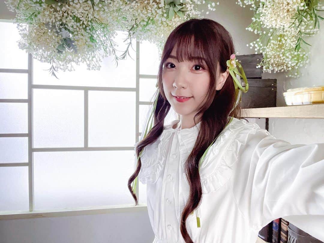安齋由香里のインスタグラム：「2023/10/25 #あんのん7th   お昼の部のグッズ撮影の時のオフショットです‪🌻 お祝いらしくお花が沢山な場所で撮影させて頂いたよ！  グッズ撮影のカメラマンさんは中川さん(@nakagawa_photo) にお願いさせて頂きました！  中川さん撮影のお写真で グッズが出るのは初めてじゃないかな？ CUEandAの扉絵の写真や前回の宣材写真、 Xのプロフィールの写真もそうなんだけど、 色々な所でご一緒してたのでとても嬉しいですね！  今回も素敵な写真を沢山撮って頂いたので、 ぜひグッズも合わせてよろしくお願い致します♪  会場でお待ちしております☆  ☀️昼の部☀️ 私たちが出会ってもう７年って本当！？ これはみんなも呼んでパーティーをしないといけませんね？ ～ゆかりとのぞみの記念日～  日時 : 11/04 (土) 13:00 - 14:30 開場 : 11/04 (土) 12:00 会場 : グレースバリ秋葉原　パームス 　　　千代田区外神田1-1-10」