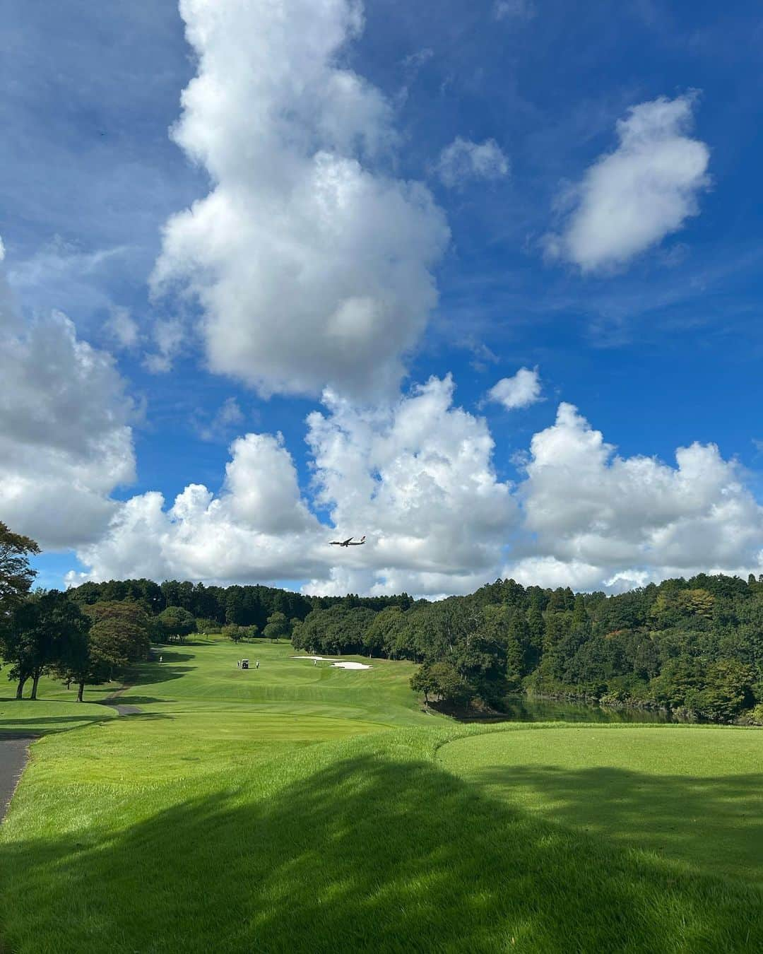 西村ケリーのインスタグラム：「あげれてなかったゴルフ写真たち⛳️✨  1枚目　#成田ゴルフ倶楽部 綺麗なコースでごはんも美味しくて✨✈️もすぐ上を通ってた😆✨ここでなんと人生初のチップインしました🥹🤍  2枚目　#習志野カントリークラブ  ちょうどZOZO CHAMPIONSHIP の前に行ったのですが夏ということもありラフの長さにだいぶ苦戦しました✨😆  3枚目　@anri_hirano ちゃん💜と一緒にまわった日✨本当に綺麗なフォームでウェアがとっても似合うあんりちゃん✨また一緒にいこーね🤍🙆‍♀️⛳️  4枚目　　少し寒くなった時期に行った #桜ヶ丘カントリークラブ ✨　この日ベストスコア100ぴったり💯でした✨ 100の壁が高い！笑　あと一打🤣  最近はゴルフモチベが高いです🙆‍♀️✨年内に100切りたい！って目標はもしかしたら叶うかも！？また報告しますね❤️  ゴルフクラブ🏌️‍♀️は今　@prgrjapan と　@bridgestonesports_golf ⛳️❤︎  #ゴルフ #ゴルフ女子 #ゴルフコーデ #ゴルフウェア #ゴルフ大好き  #ゴルフ日和 #golf #golfwear #golfr #golf⛳️ #ゴルフコーデ #キスオンザグリーン  #ニューバランスゴルフ  #パーリーゲイツ #パーリーゲイツ女子 #ゴルフクラブ #🏌️‍♀️ #golfswing #golflife #ニューバランスゴルフ #ドライバーショット #ドライバースイング #ドラコン #ゴルフスイング #うまくなりたい」