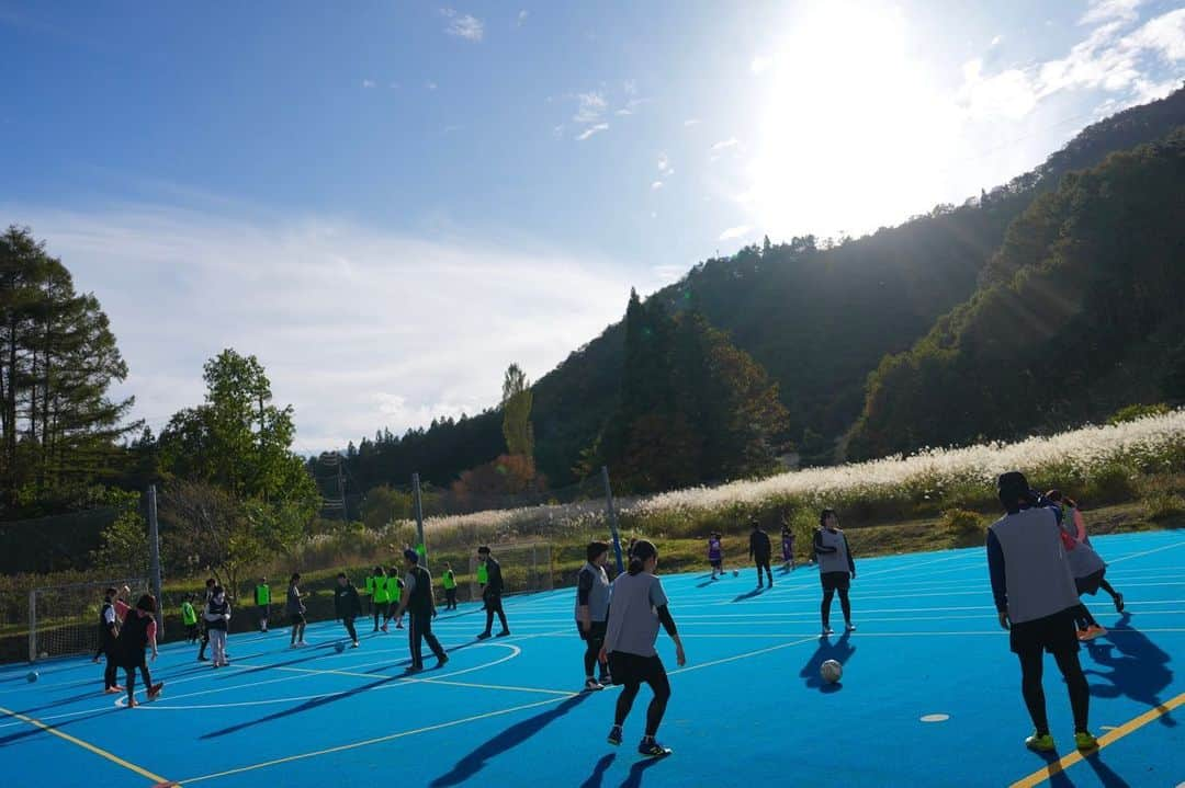 GAKU-MCさんのインスタグラム写真 - (GAKU-MCInstagram)「【GAKU-FC サッカー合宿 in 白馬村 】  無事終了致しました。  どうしてもやりたかった企画。きついメニューばかりだったはずなのに、それ以上に楽しかった記憶がある学生時代の部活合宿。一緒にボールを蹴って、泊まって、ライブもあったら皆さん仲良くなるんじゃないか！そんな想いからこの合宿の開催を決意いたしました。  天候にも恵まれました。ボールを蹴って、お風呂に入り、美味しいご飯をみんなで食べて、ライブ。翌日は白馬岩岳に参加者全員で登った。  第一回目は大きなトラブルもなく、大成功と言っていいんじゃないでしょうか！  また来年やろう！必ずやろう！その時は皆様ぜひご参加くださいね！　  #gakumc #ガクエムシー #サッカー #フットボール #football #footsal #フットサル #サッカーが好きだ #サッカーが好きな人と繋がりたい #MIFA #MIFAFootBallPark #gakufc #合宿 #白馬 #HAKUBA」10月25日 14時57分 - gaku_mc