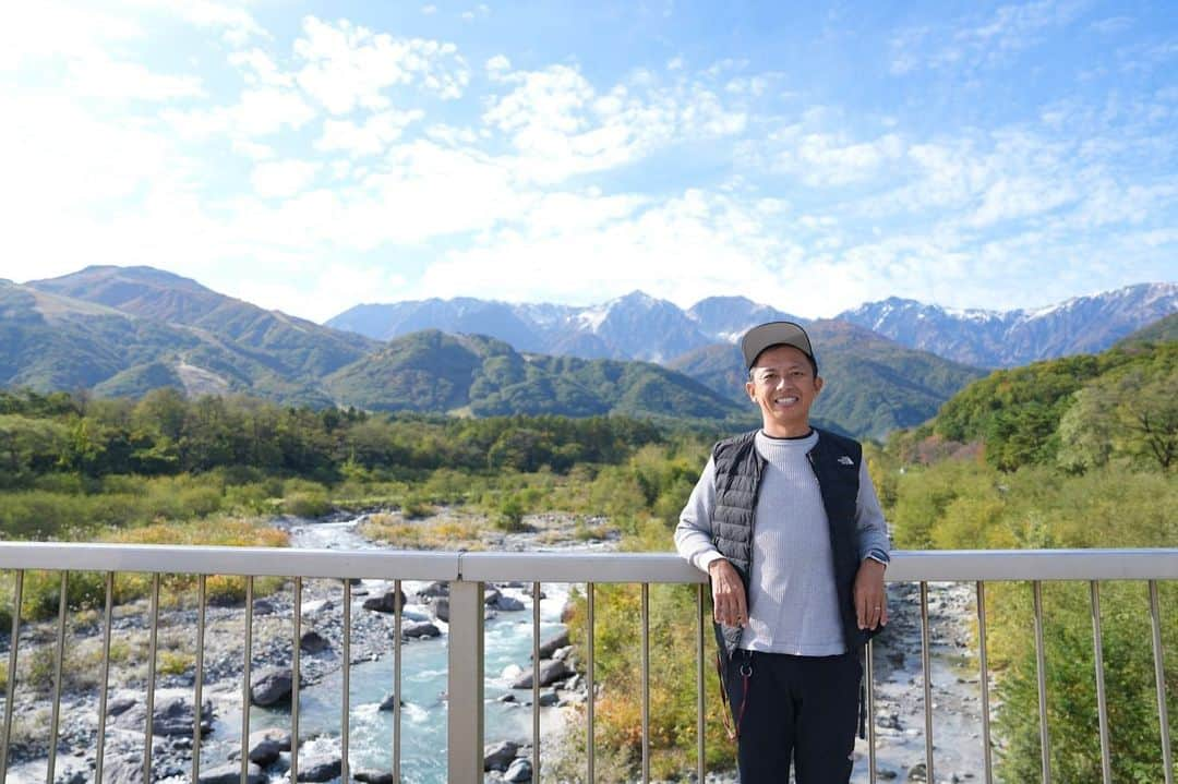 GAKU-MCのインスタグラム：「【GAKU-FC サッカー合宿 in 白馬村 】  無事終了致しました。  どうしてもやりたかった企画。きついメニューばかりだったはずなのに、それ以上に楽しかった記憶がある学生時代の部活合宿。一緒にボールを蹴って、泊まって、ライブもあったら皆さん仲良くなるんじゃないか！そんな想いからこの合宿の開催を決意いたしました。  天候にも恵まれました。ボールを蹴って、お風呂に入り、美味しいご飯をみんなで食べて、ライブ。翌日は白馬岩岳に参加者全員で登った。  第一回目は大きなトラブルもなく、大成功と言っていいんじゃないでしょうか！  また来年やろう！必ずやろう！その時は皆様ぜひご参加くださいね！　  #gakumc #ガクエムシー #サッカー #フットボール #football #footsal #フットサル #サッカーが好きだ #サッカーが好きな人と繋がりたい #MIFA #MIFAFootBallPark #gakufc #合宿 #白馬 #HAKUBA」