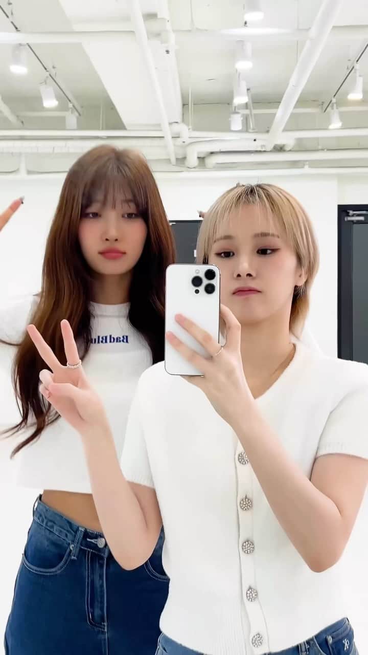 EVERGLOWのインスタグラム：「먀먀랑 투어 연습하러 왔숀 💪 #EVERGLOW #에버글로우 #시현 #SIHYEON #미아 #MIA #ALL_MY_GIRLS_IN_US  ⬇⬇⬇  Tickets : bit.ly/3E2Zevw Meet & Greet : mmt.fans/bnuY」