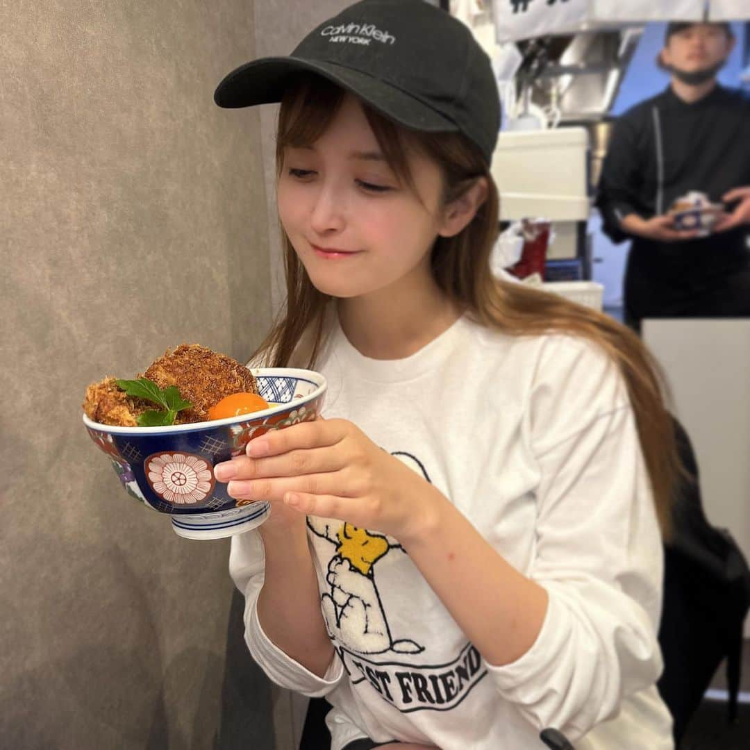 佐倉みきさんのインスタグラム写真 - (佐倉みきInstagram)「こないだ #カツ丼は人を幸せにする  赤坂店で ランチしてきたよ〜🍴  カツ大好きで定食はよく食べるんだけど、丼が久々でわくわく🥰 サクサクしてボリュームあってとってもおいしかった！ ふわふわ甘めの卵に、山椒もすごく合った！  ふらっと行けるし、また行こう〜っと！みんなも是非😋❣️ ごちそうさまでした🪄  PR @tojinaikatsudon_akasaka #赤坂グルメ #赤坂ランチ #とじないカツ丼 #港区グルメ #三元豚ロース #港区ランチ」10月25日 15時00分 - sakura_miki96