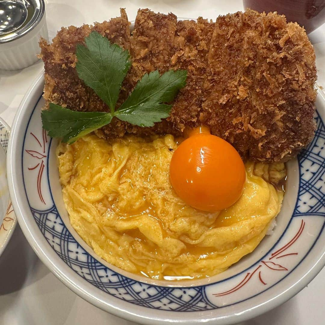 佐倉みきさんのインスタグラム写真 - (佐倉みきInstagram)「こないだ #カツ丼は人を幸せにする  赤坂店で ランチしてきたよ〜🍴  カツ大好きで定食はよく食べるんだけど、丼が久々でわくわく🥰 サクサクしてボリュームあってとってもおいしかった！ ふわふわ甘めの卵に、山椒もすごく合った！  ふらっと行けるし、また行こう〜っと！みんなも是非😋❣️ ごちそうさまでした🪄  PR @tojinaikatsudon_akasaka #赤坂グルメ #赤坂ランチ #とじないカツ丼 #港区グルメ #三元豚ロース #港区ランチ」10月25日 15時00分 - sakura_miki96