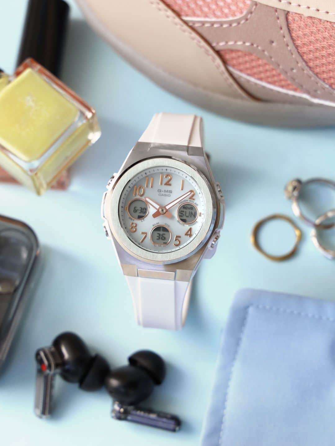 CASIO BABY-G Japan Officialのインスタグラム：「MSG-W610-7AJFはオフィスカジュアルにも 休日コーデにも合わせやすい万能デザイン🎀  アクティブで洗練された女性に向けた BABY-G G-MSシリーズのなかでも カジュアルなデザイン🙋‍♀️  シーンを選ばずにご着用いただけるので オンでもオフでも使いたい方におすすめです💭✨  －－－－－－－－－－  ⌚️MSG-W610-7AJF　　￥35,200 *tax included  －－－－－－－－－－  BABY-Gのアカウントでは他にも カラフルな商品を随時発信中📱✨  プロフィールから他の投稿もチェックして お気に入りを見つけてね💖 👉@babyg_jp  #casio #babyg #baby_g #babyg_jp #watch  #カシオ #ベイビージー #babygコーデ #時計 #腕時計 #GSHOCK #G_SHOCK #ホワイトコーデ #モノトーンコーデ #オフィスカジュアル #防水 #アクティブ #アクティブ女子 #手元コーデ #腕時計コーデ #休日コーデ #スニーカーコーデ #イヤホン #セルフネイル #msgw610 #g_ms」