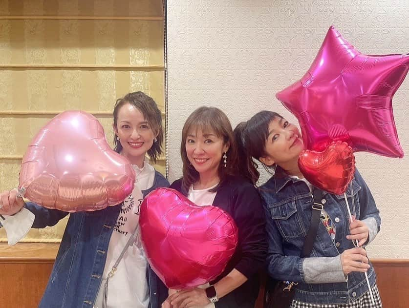 松野有里巳さんのインスタグラム写真 - (松野有里巳Instagram)「35年ほど前から ファンでいてくれてる方達💕と 元アイドルだった私達💓との トークイベントを先日、行いました✨ サプライズで歌も有り😜🎤  宮前真樹（元CoCo） 松野有里巳（元ribbon） 今井佐知子（元Qlair）  1989年 フジテレビ夕方17時からの生放送（月曜〜金曜） 『パラダイスGoGo』に出演していた「乙女塾」から選抜され、番組から離れてもそれぞれのグループとして活動していた私達。  歳を重ねて、今年30年ぶりくらいに再会し、 イベントを企画し、あの頃応援してくださっていた方々と、またこうして会えるようになるとは。。 今年の私達の再会の機会がなければ有り得なかった事です☺️✨  イベントは、昼と夜、内容を変えてお届け💕 質問コーナーから、今だから話せる私達の㊙️話。 今も持っている当時のお宝を皆さんで持ち寄ったりと 会場は愛が沢山あって、笑いに涙、みんなが素敵に歳を重ね、とても温かいイベントとなりました🥰 関わってくださった皆様に感謝です💓  「X」（元Twitter）では　#まきあみさち　のタグ付けで　想いを共有したり　昔では考えられないような交流が出来るようになったのも不思議な感じです。  新しい想い出作りと、これから先も何がおこるかわからないワクワクを感じられた日でした❤️」10月25日 15時10分 - arimin55