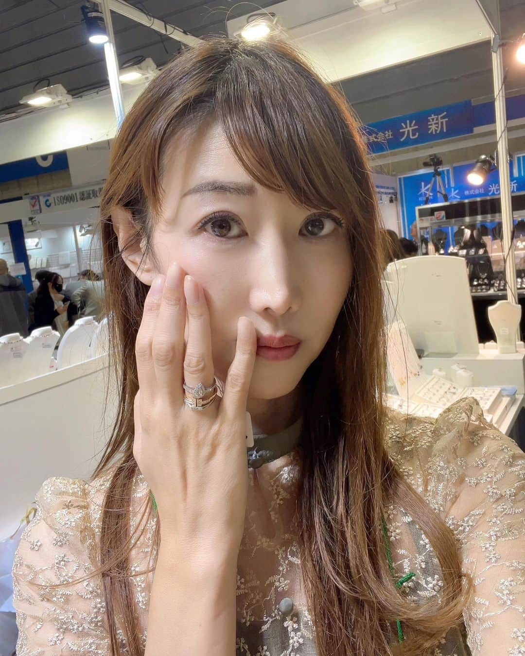 渋谷恭子のインスタグラム：「私の地元、甲府のジュエリーメーカー💎 @gem.romantics さんが 国際宝飾展(IJT)秋🍂にご出展なさるというので #パシフィコ横浜 へ行ってきました😊  ストーリー見て気になっていた #ピンクダイヤモンド のリング💍(1番上)と プレスをつけさせて頂きました💓  キラキラはいくつになってもテンション上がります✨✨  お値段はリング250万、プレス145万です。  今回の展示会は27日(金)まで開催なので ジュエリー💎好きな方はぜひ足を運んでみてね💓  #国際宝飾展 #IJT #横浜 #展示会 #ジュエリー #指輪 #リング #ring #rings #rings💍 #💍」