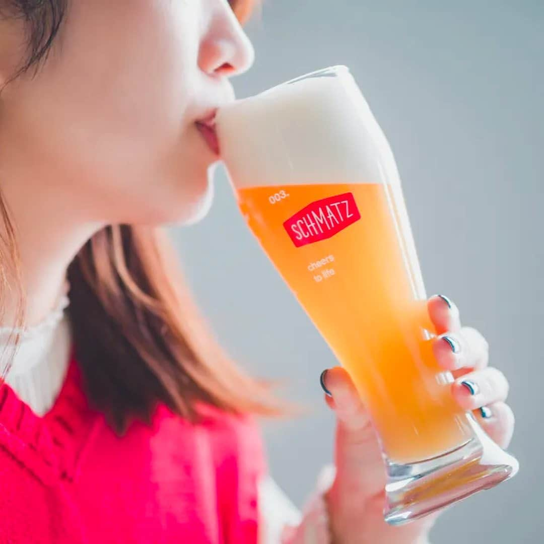 【ビール女子 -Beergirl.net-】さんのインスタグラム写真 - (【ビール女子 -Beergirl.net-】Instagram)「【#PR】🇩🇪今、”ジャーマンクラフトビール” が熱い！？「SCHMATZ（シュマッツ）」を通じて伝えたい、ジャーマンクラフトビールの魅力  👉ドイツ料理とビールが楽しめるレストランを36店舗展開する「SCHMATZ（シュマッツ）」。  👉3年前からオリジナルビールを販売していますが、ドイツで150年以上の歴史を持つ、家族経営のブルワリーの代々引き継がれた技術によって造られています🍺🇩🇪  👉伝統を守りつつも、独自のスタイルを確立している“ジャーマンクラフトビール”とは、一体どんなビールなのか。  👉つい先日オリジナルビールのボトル＆デザインを一新し、発売されたシュマッツによる“ジャーマンクラフトビール”の魅力を深掘りするとともに、創業者のおひとりであるマーク・リュッテンさんにインタビューをしてきました✍️  💐記事の後半には、抽選で10名様に「シュマッツビールセット」が当たる、X（旧Twitter）投稿キャンペーンの案内も！  🍺 さらに詳しくは、@beergirl_net プロフィールのURL（ビール女子HP）から記事をご確認ください！  #シュマッツ #schmatz #ドイツビール #ドイツ #ジャーマンクラフトビール #ジャーマンピール #ビール女子#ビール #ビール好き #クラフトビール #クラフトビール好き #ビール好きな人と繋がりたい #craftbeer #beer #beergirl」10月25日 17時45分 - beergirl_net