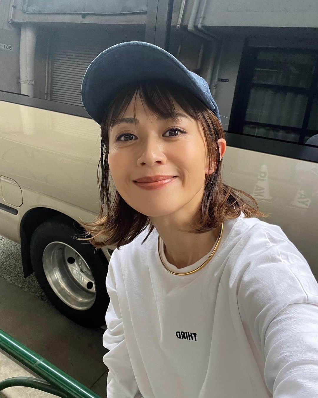 畑野ひろ子のインスタグラム：「撮影終了📷 相変わらずカジュアル好き💙 写らなかったけど、@third_magazine のネイビーコーデュロイパンツと 数年前、撮影の時にお買い取りした キャップ🧢」