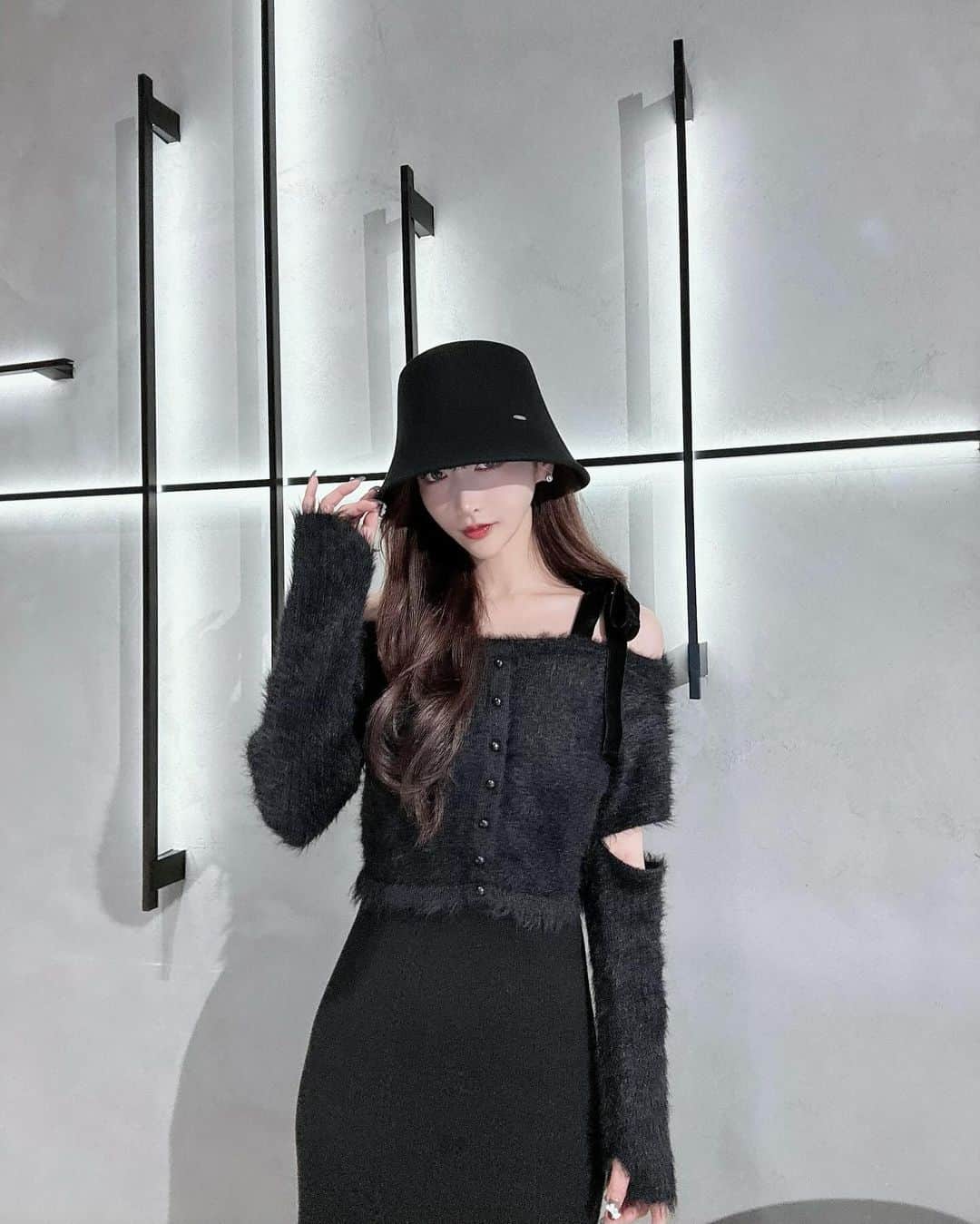 茜里のインスタグラム：「黒〜🖤🐈‍⬛🖤 10/26(木)19時〜発売です😚✨  @riu.official」