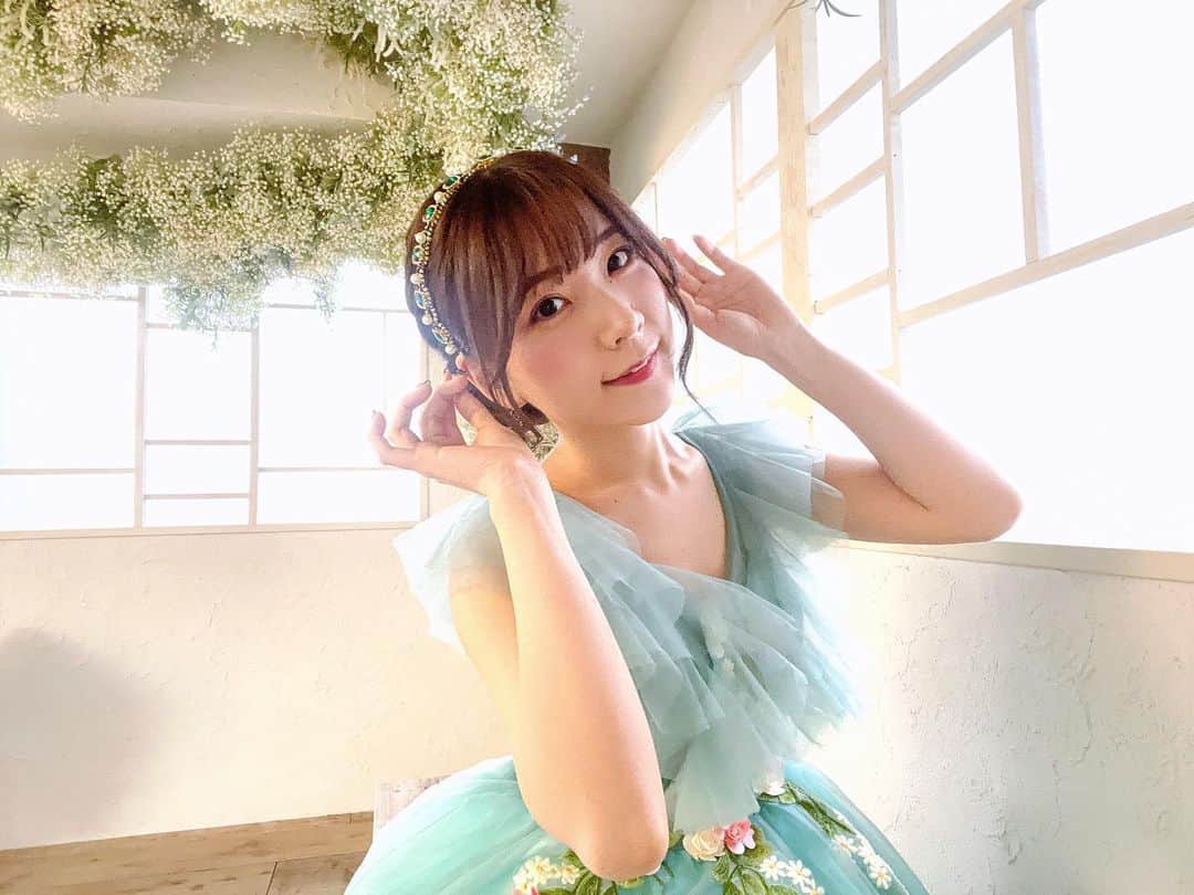 安齋由香里のインスタグラム：「2023/10/25 #あんのん7th  夜の部の衣装の撮影オフショットです🌃  夜の部はお祝い🥂みたいな感じで撮影して頂きました！ 照明だったり、光の入り方が全然昼やパジャマと違うので 衣装によっての写真の雰囲気の違いにも注目です〜〜〜！  夜の部の内容はどちらかというと昼の部より ちょっとパーティー感があります。 あ、うぇーーーい！っていう感じではないです！ 夜の部も楽しんでもらえるように色々今詰めているので よかったらお祝い一緒にしてもらえると嬉しいな〜！  グッズもあわせて、イベントよろしくお願い致します♡  🌃夜の部🌃 私たちが出会ってもう７年って本当！？ これはみんなも呼んでパーティーをしないといけませんね？ ～ゆかりとのぞみの記念日～  日時 : 11/04 (土) 17:30-19:20 開場 : 11/04 (土) 16:30 会場 : グレースバリ秋葉原　パームス 　　　千代田区外神田1-1-10」