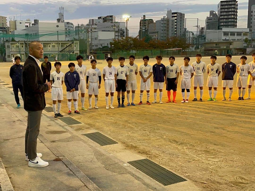 有田優理香さんのインスタグラム写真 - (有田優理香Instagram)「⚽️  高校サッカー盛り上げ企画📣 きょうは県内屈指の伝統校、広島国泰寺高校です！  100年を超える歴史を誇り選手権全国優勝3度🏆 これまで1000人以上のOBを輩出してきました！  そんなチームのモットーは「東大と選手権に行け！」 勉強もサッカーも高い志を持って取り組んでいます✏️  今回は文武両道を体現しチームを引っ張る 3年生の双子の兄弟の思いに迫ります👬 18時台のテレビ派ご覧ください☺️  そしてそして！ 久しぶりに吉田安孝さんにお会いできました〜😆 国泰寺高校サッカー部出身！ 今はOB会長を務めてらっしゃって取材日は激励会でした。  嬉しすぎてめちゃくちゃダサいピースしてしまった🤣✌️ ありがとうございました！  #高校サッカー #全国高校サッカー選手権大会 #全力高校サッカー #広島国泰寺高校 #hf #広島国泰寺高校サッカー部 #吉田安孝 さん　#広島テレビ #テレビ派 #アナウンサー」10月25日 15時16分 - yurikaa0624