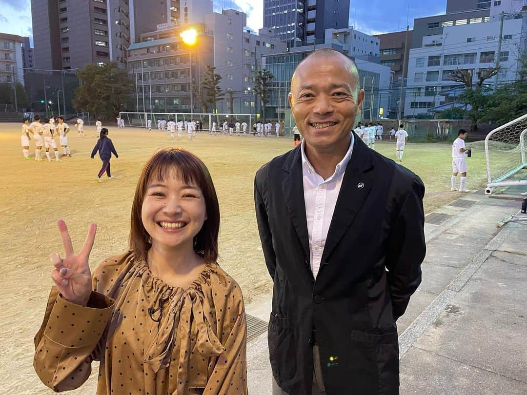 有田優理香のインスタグラム：「⚽️  高校サッカー盛り上げ企画📣 きょうは県内屈指の伝統校、広島国泰寺高校です！  100年を超える歴史を誇り選手権全国優勝3度🏆 これまで1000人以上のOBを輩出してきました！  そんなチームのモットーは「東大と選手権に行け！」 勉強もサッカーも高い志を持って取り組んでいます✏️  今回は文武両道を体現しチームを引っ張る 3年生の双子の兄弟の思いに迫ります👬 18時台のテレビ派ご覧ください☺️  そしてそして！ 久しぶりに吉田安孝さんにお会いできました〜😆 国泰寺高校サッカー部出身！ 今はOB会長を務めてらっしゃって取材日は激励会でした。  嬉しすぎてめちゃくちゃダサいピースしてしまった🤣✌️ ありがとうございました！  #高校サッカー #全国高校サッカー選手権大会 #全力高校サッカー #広島国泰寺高校 #hf #広島国泰寺高校サッカー部 #吉田安孝 さん　#広島テレビ #テレビ派 #アナウンサー」