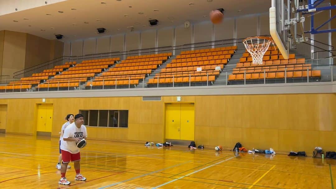 池田真一のインスタグラム：「今日はバスケ！バスケもまぁまぁできます！ 僕のシュート見て欲しいのに キャツミが凄すぎる！ 晃太朗はさすが！」