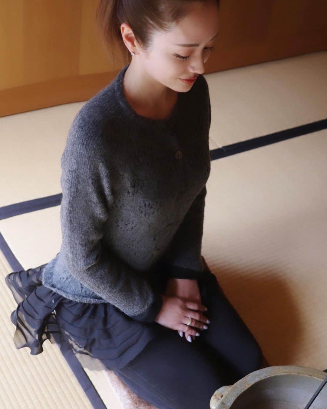 井上晃子のインスタグラム：「HEART KNIT♡♡♡  ストーリーで着用していたジョーゼットフリル付きニットカーディガンはakiki新作です。反響が多くて嬉しい♡ さりげなくハート模様の編みなのです。  モヘア混のふわっと柔らかな雰囲気を纏いつつ ニットの内側は腕先までジョーゼット生地を付けてストレスフリーに仕上げました🪡  オフ&グレー&ブラックの3色展開、 10/27(fri) 21:00-オンライン入荷します🩶  #akiki」
