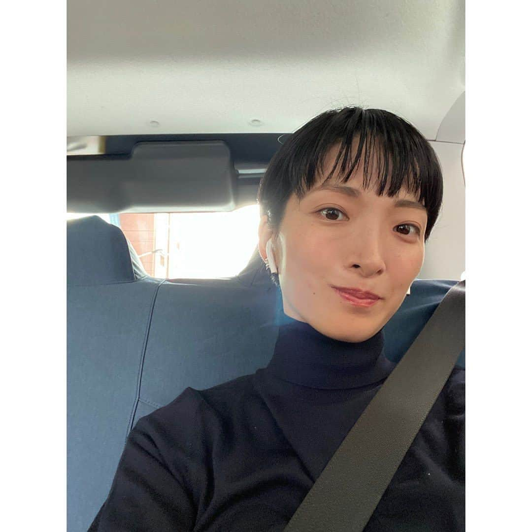 野々すみ花さんのインスタグラム写真 - (野々すみ花Instagram)「最近あまりに写真を撮る機会がなく、だけどInstagramは写真がないと投稿できないので、秋の風情をひとつも感じられない自撮りで(笑)無理やり投稿します！  (あ、いつも変わり映えのないお洋服を着ていますが実は今日初めておろした、おニューのタートルネック！肌触り良くてとても気持ちが良い。秋ですね🍂)  さて、今日は11/9のGinza Six観世能楽堂での『能楽体感』に向けて最終お打ち合わせでした。 私が「こんなことができたらいいですねぇ」とボソボソと呟くと、すぐにその案を取り入れて実行できるように動いてくださる能楽師の武田宗典さん。プロ中のプロでありながら、一体カラダがいくつあるのか！？と思うくらい全国各地を飛び回ってお能の魅力を広めておられる、タフでフットワークが軽く情熱に溢れた能楽師さんです。 そんな武田宗典さんが「昨年も大好評だったけど、この公演はほんっっとにオススメしたい！だって楽しいですから！🔥」と熱く語っておられました。 昨年はお子様からシニアの方まで沢山来られて、終演後には熱気が溢れ、ロビーに設置されているお能公演のチラシをもらうために、長蛇の列ができたのだそうです😳  今回、夜７時開演で休憩なしの1時間45分を予定していますが、客席のみなさんも立ち上がって身体を動かしたり、大きく声を出してみたり、はたまた本格的なお能鑑賞の時間もあったりと、きっとあっという間の時間だと思います！ 実は私も全てのプログラムを知らされているわけでなく、何やらサプライズの時間まであるそう🤔ドキドキが尽きません。 構成はあっても台本なしの公演。こんなの初めてで、長く私を応援してくださっている皆さんからしたら、フリートークの下手さと来たら日本一でしょう！なんで引き受けた！？と、とても心配されそうですが(笑)TVから飛び出たミステリーハンターが異国に上陸した気持ちで、恥かいてなんぼ精神でやっていきたいと思います！！  さて、ここでいきなりお知らせです📢 10/27(金)よる22:30〜 能楽師 武田宗典さんのInstagramアカウントから開催されるインスタライブにお邪魔させていただくことになりました❗️ @munenori.noh  なんと毎週ライブを開催されているんです😳お能に詳しいみなさまにとってみれば「大御所」と呼ばれる存在に違いないのですが、この武田宗典さんのインスタライブをこっそり拝見していると、なんとも言えない初々しさ、そんなに律儀に？と言いたくなるほどの丁寧にコメントを拾って答えていかれる姿勢、だけど長く続くラジオ番組のような穏やかな安定感もあって、不思議な魅力が漂うインスタライブです。  お能というと、もしかしたら格式高く近づき難いような張り詰めたイメージもあるかもしれませんが、お能を生業とする人の普段の様子を垣間見させていただくと、新たな視点で、もっと近くにお能が感じられるようになるかもしれません。  公演を観に来てくださる皆さんも、どうしようかなと検討中の皆さんも、足を運んでいただくのが難しい皆さんも、どなたでも覗きにいらしてください👍🏻 皆さんからの質問にお答えできる時間もありそうです！  それでは、今週金曜日の夜にお会いしましょう😊 ↓私が参加させていただくインスタライブは こちらのアカウントです↓ @munenori.noh   #チケットご購入はプロフィールリンクをご覧ください♪」10月25日 15時29分 - osumi_sumi