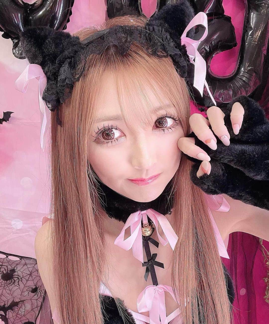 寿リリカのインスタグラム：「♡ にゃお🐈‍⬛🐾🩷🩷 ♡ おにゅ〜カラコンは @sensemania_official の モモだま🍑ブラウン🩷🤎 ♡ 1年用のにしたよ〜🥰 ほんのりももいろかわちい🍑 ♡ #センスマニア #カラコン #カラコンレポ #pr」