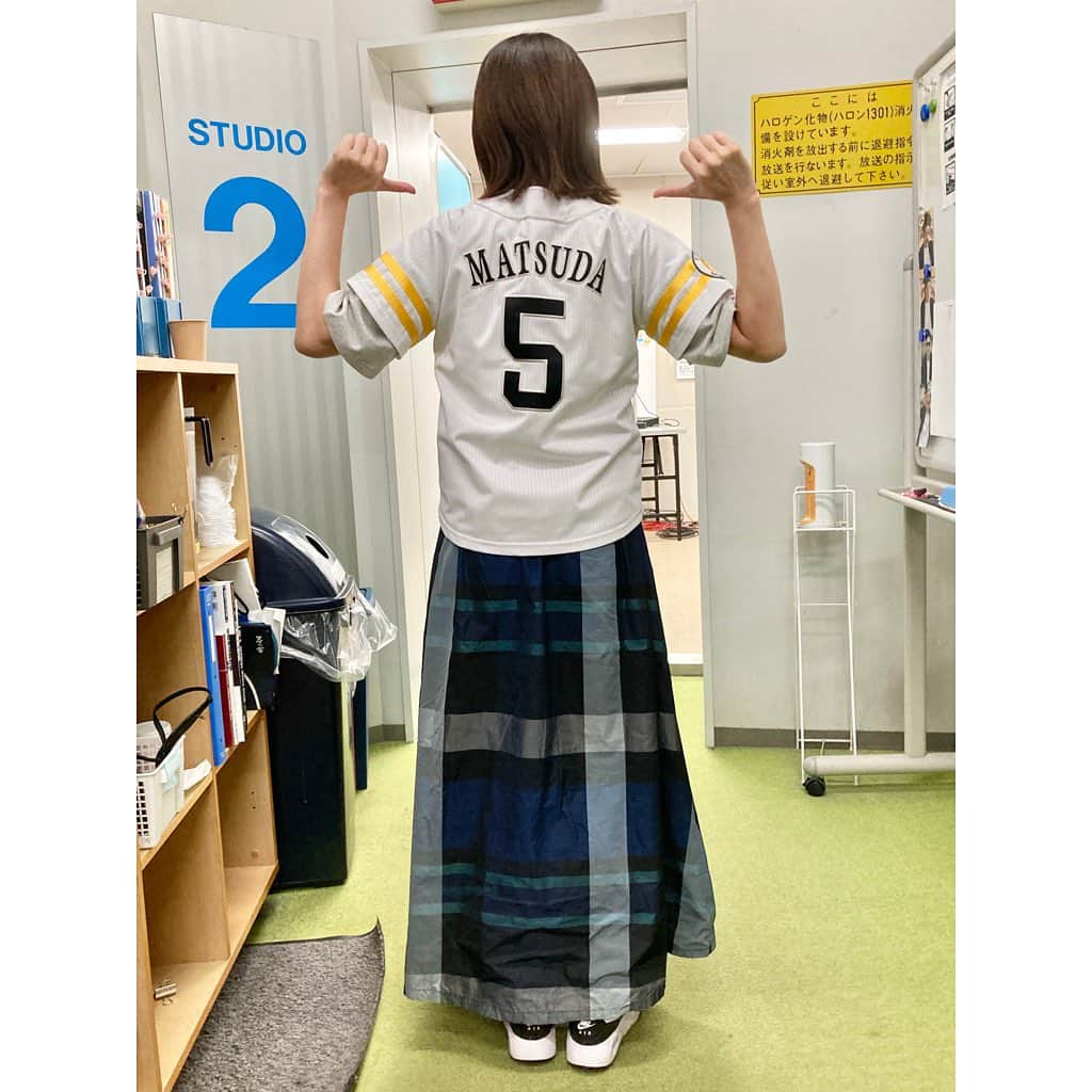 石崎佳代子さんのインスタグラム写真 - (石崎佳代子Instagram)「⚾️ 先日のアサデス。ラジオ この日のゲストは松田宣浩さん！！  熱男〜！！🔥なトークで 盛り上げてくださいました‼️  松田さんが「いいね！」と言って下さった ユニフォーム☺️ ディレクターが 家から持ってきてくれたものでした✨  私が着ているのはkidsサイズ… でも、ちょうど良い丈感😅  #松田宣浩 #アサデスラジオ #kbcラジオ #ホークスob #熱男」10月25日 18時30分 - kayoko_ishizaki